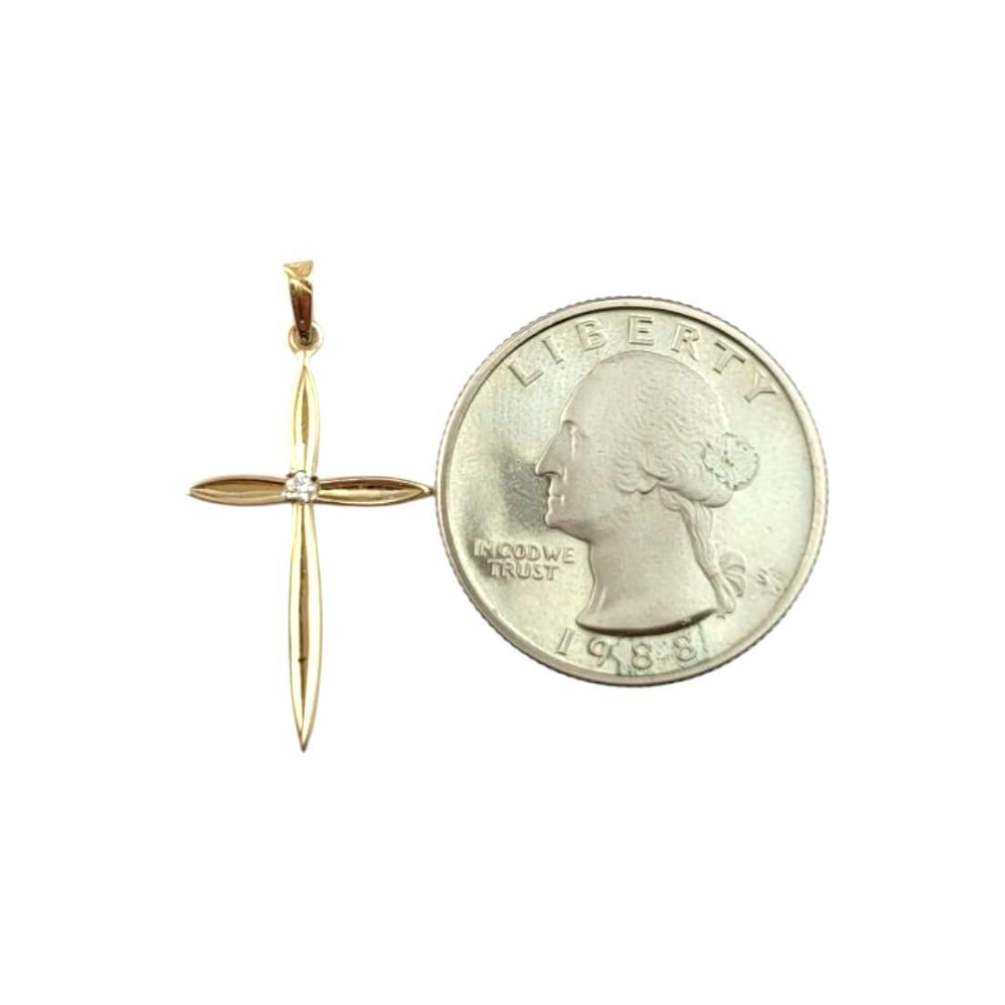Pendentif croix en or jaune 14 carats et diamant #21499 en vente 2