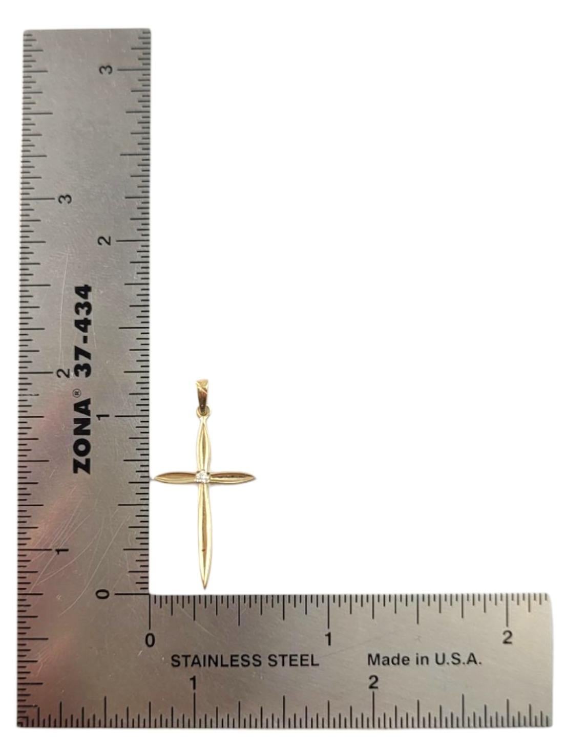 Pendentif croix en or jaune 14 carats et diamant #21499 en vente 3