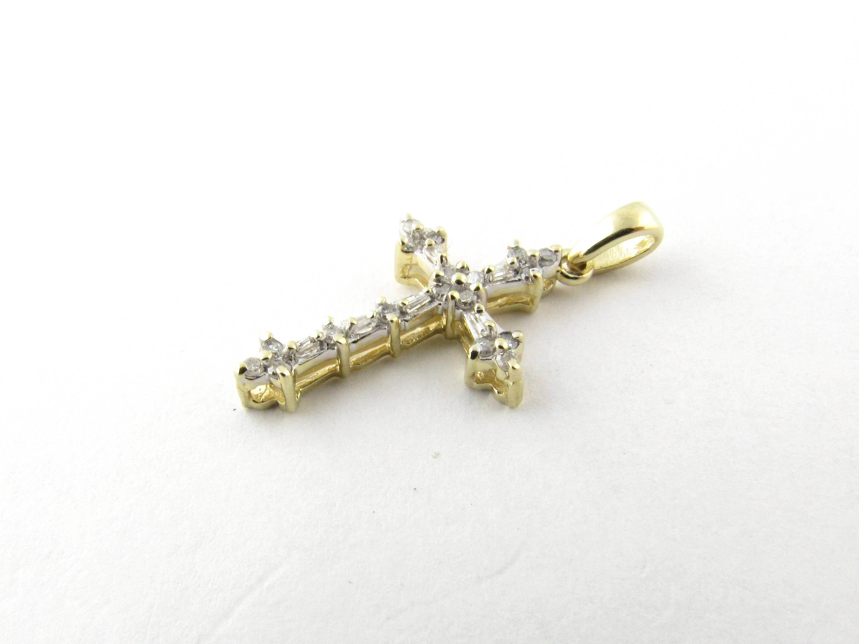 Vintage 14 Karat Yellow Gold Diamond Cross Pendant

This dazzling cross pendant features 18 round brilliant cut diamonds and six baguette diamonds set in classic 14K yellow gold.

Approximate total diamond weight: .30 ct.

Diamond clarity: