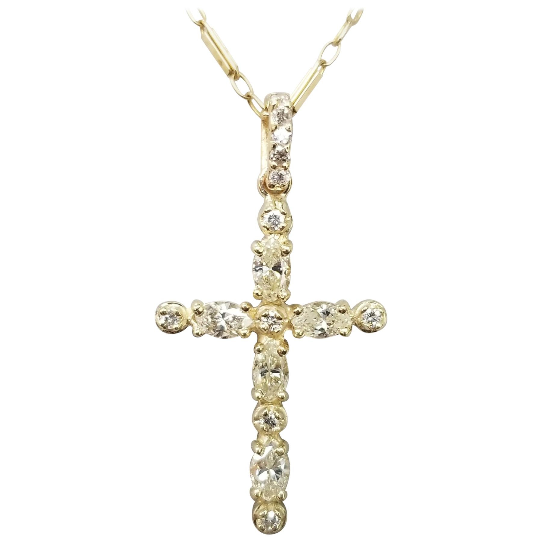 Croix en or jaune 14 carats et diamants Poids total de 0,86 carat en vente