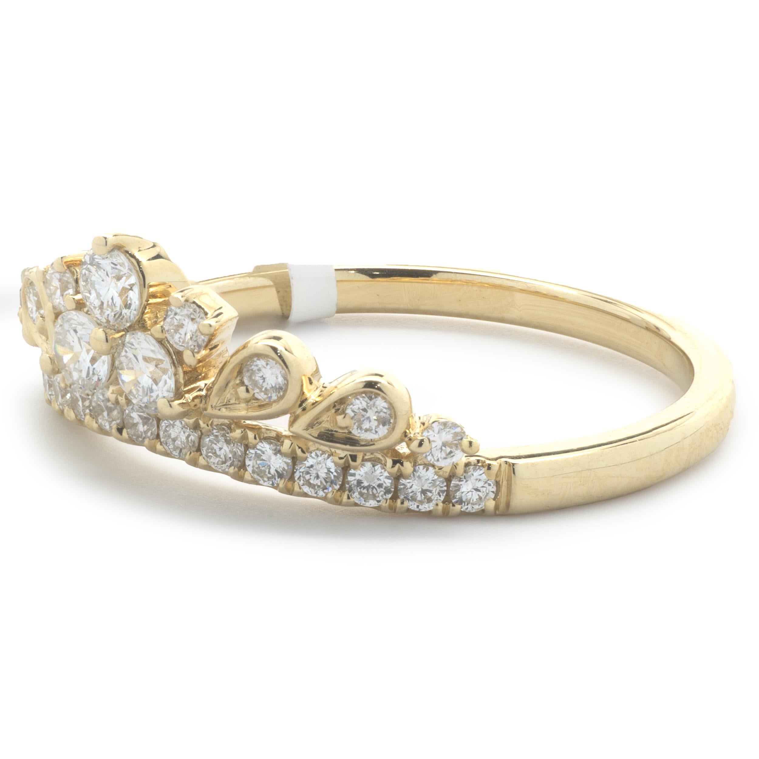 Taille ronde Bracelet couronne en or jaune 14 carats et diamants en vente