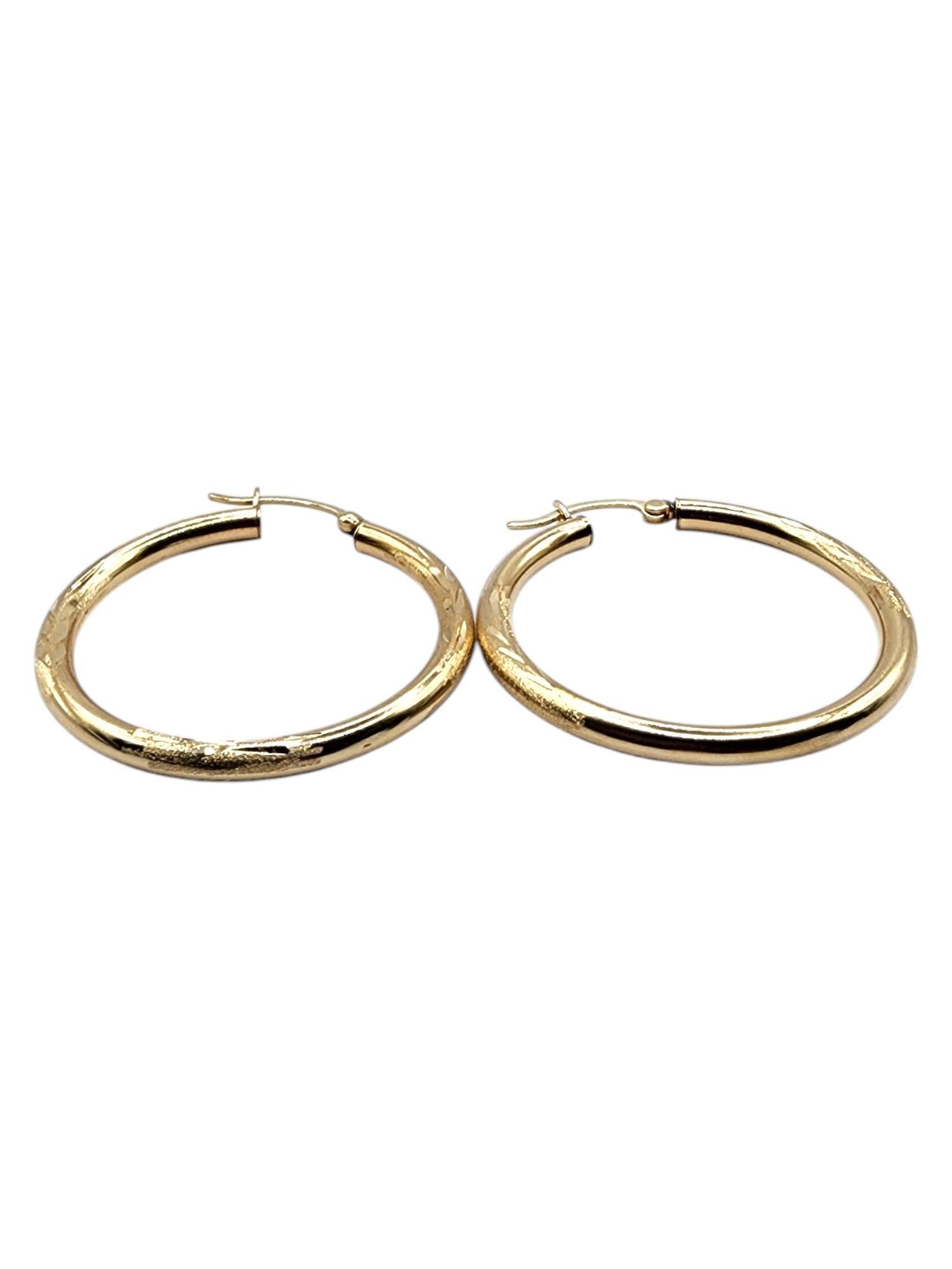 14 Karat Yellow Gold Diamond Cut Hoop Earrings

These beautiful diamond cut circle hoop earrings were crafted from 14K yellow gold and will look stunning on you!

Size: 36.91mm X 25.21mm X 3.05mm

Weight: 2.85 g/ 1.82 dwt

Hallmark: G 14K

Very good