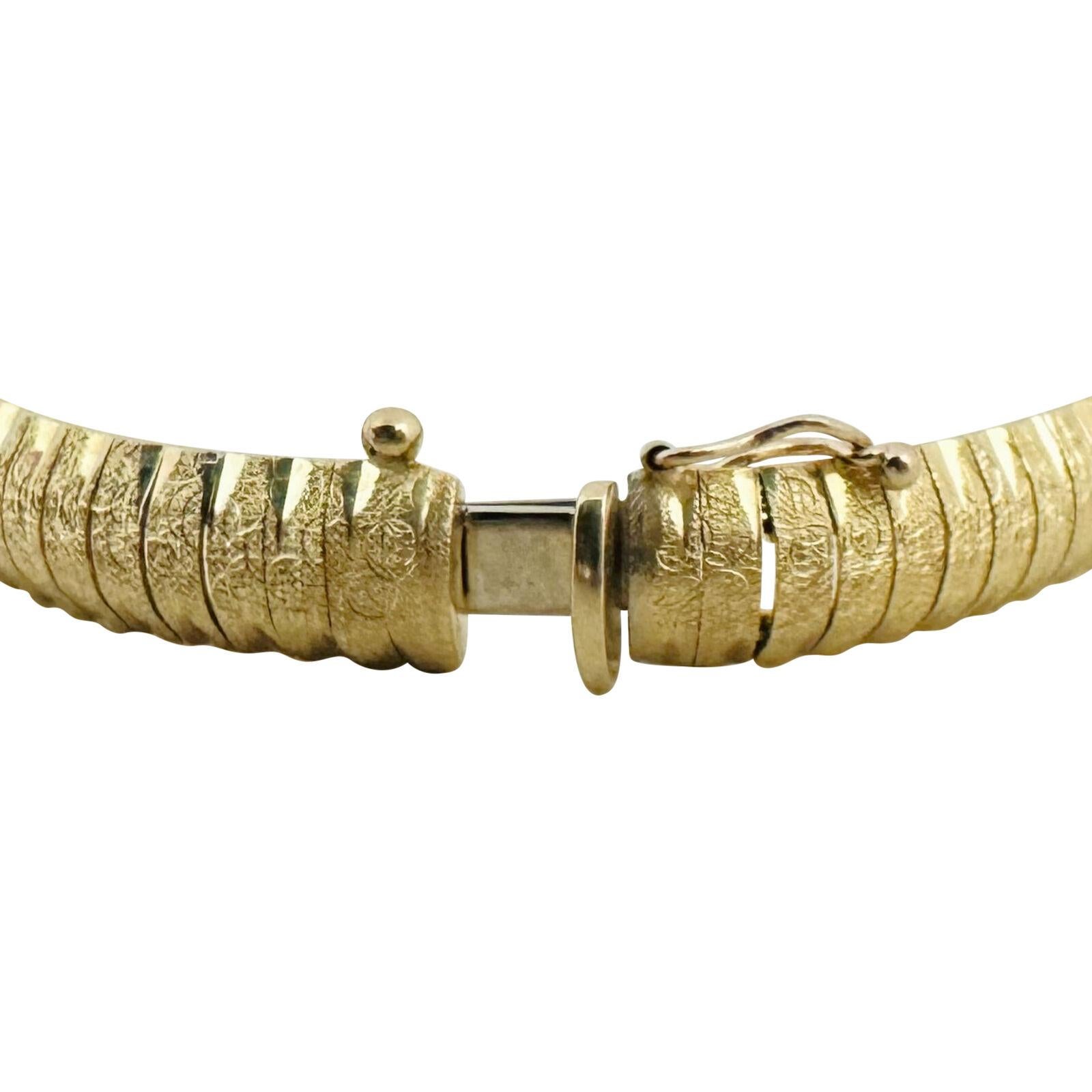 14 Karat Gelbgold Diamantschliff Texturiertes Omega-Gliederarmband Italien 1