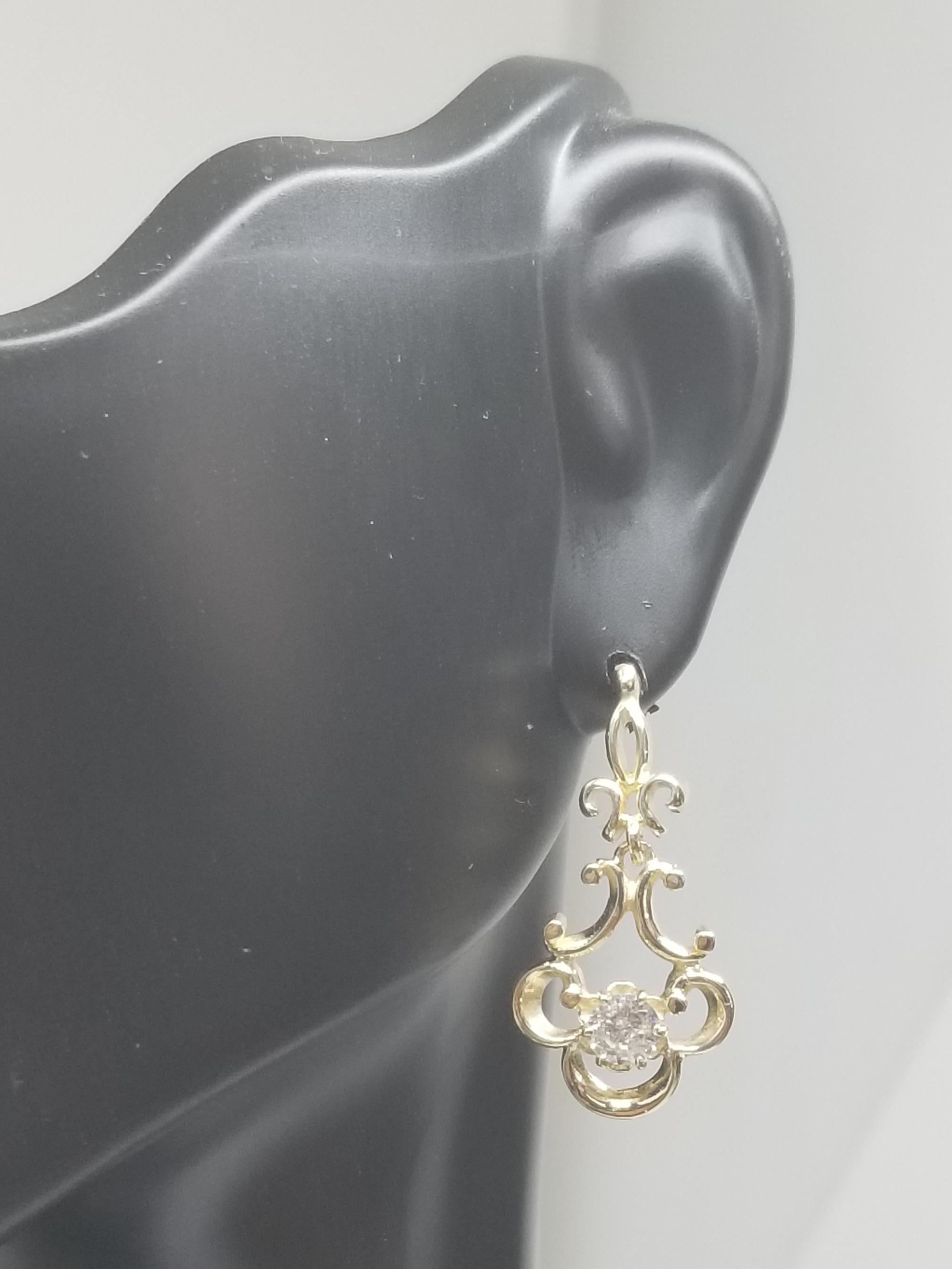 Taille ronde Pendants d'oreilles en or jaune 14 carats avec diamants en vente