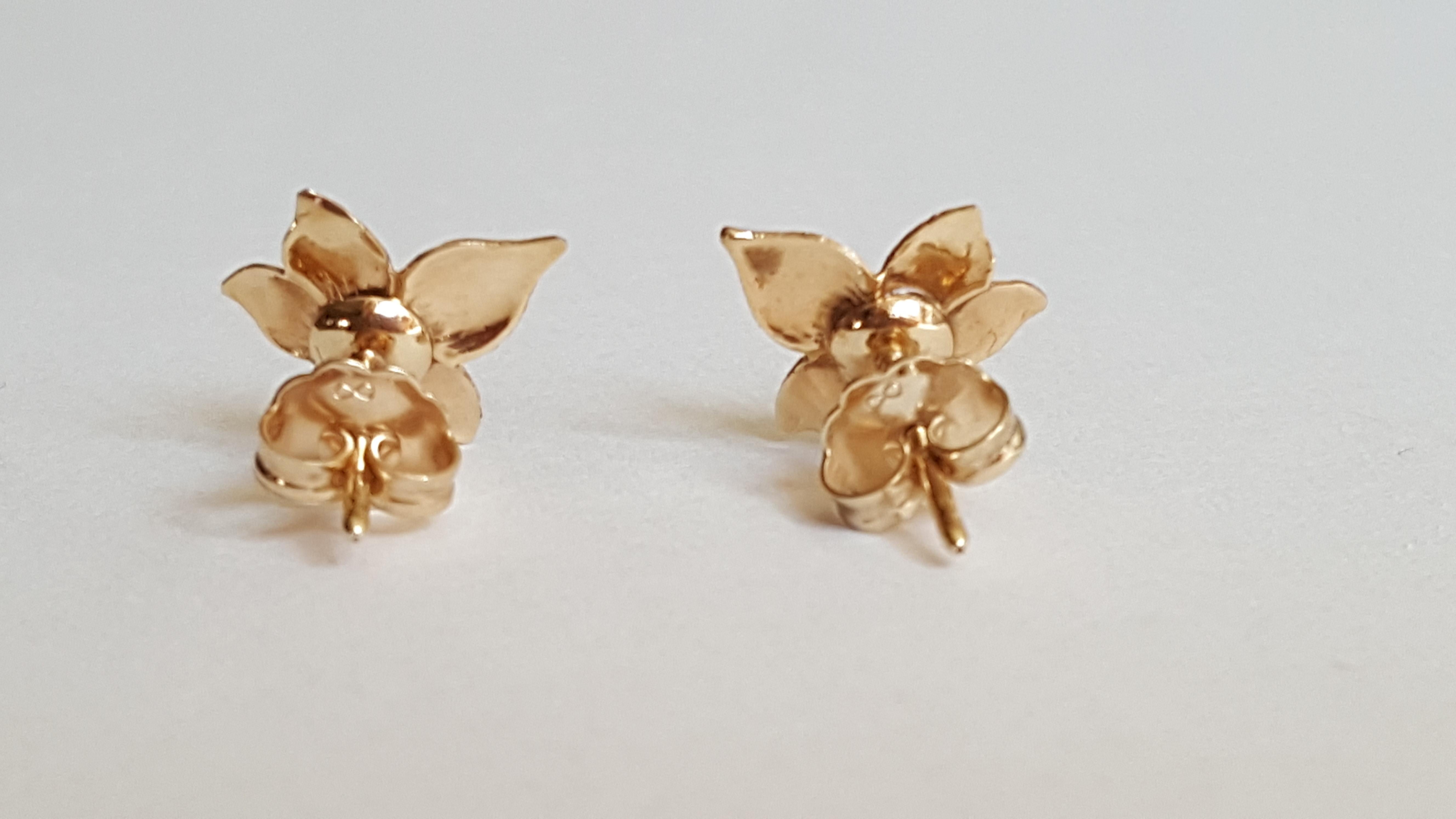 14kt Yellow Gold Diamond Earrings, Floral Leaf Design, Friction Post & Push-on Backing, 2 Diamonds of .04cttw, 12mm x 11mm Size, 1.2 Grams. These are beautifully detailed leaf design in the shape of a flower. 

Please let us know if you  have any
