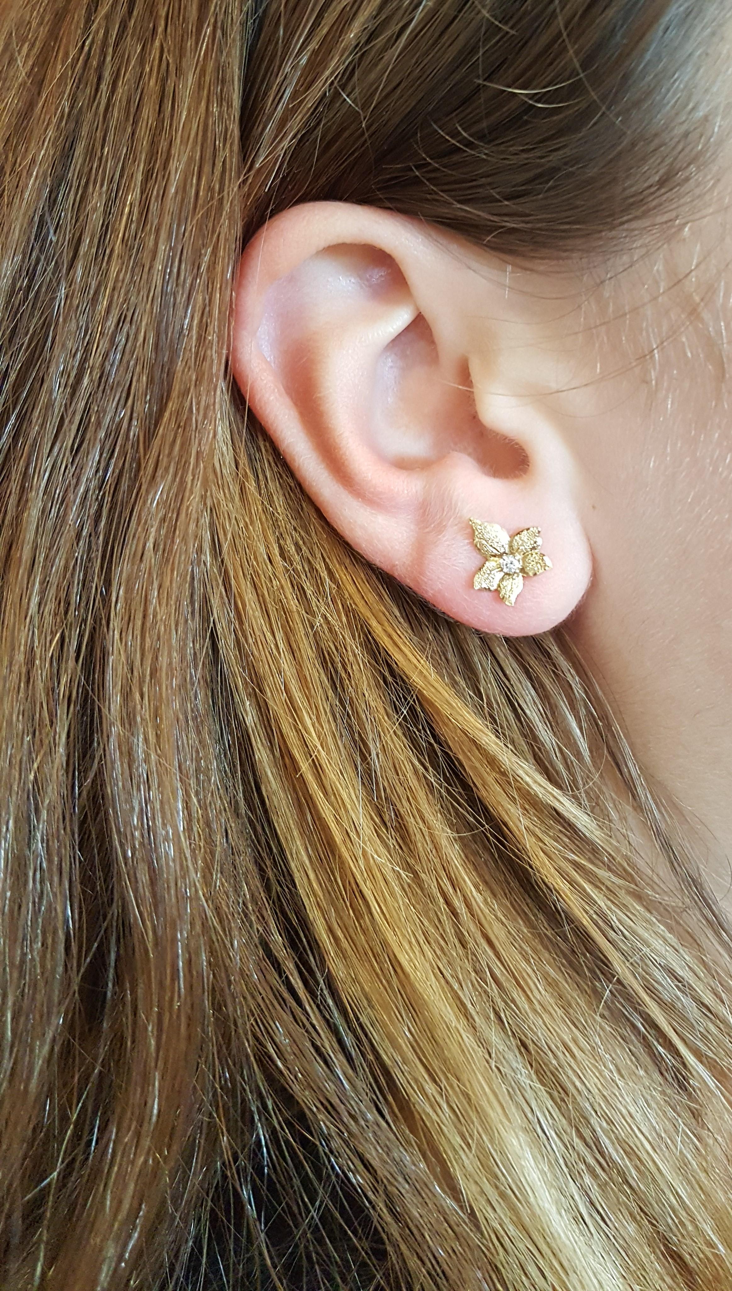 Boucles d'oreilles en or jaune 14 carats et diamants, motif floral en forme de feuille, poteau Friction Post Pour femmes en vente