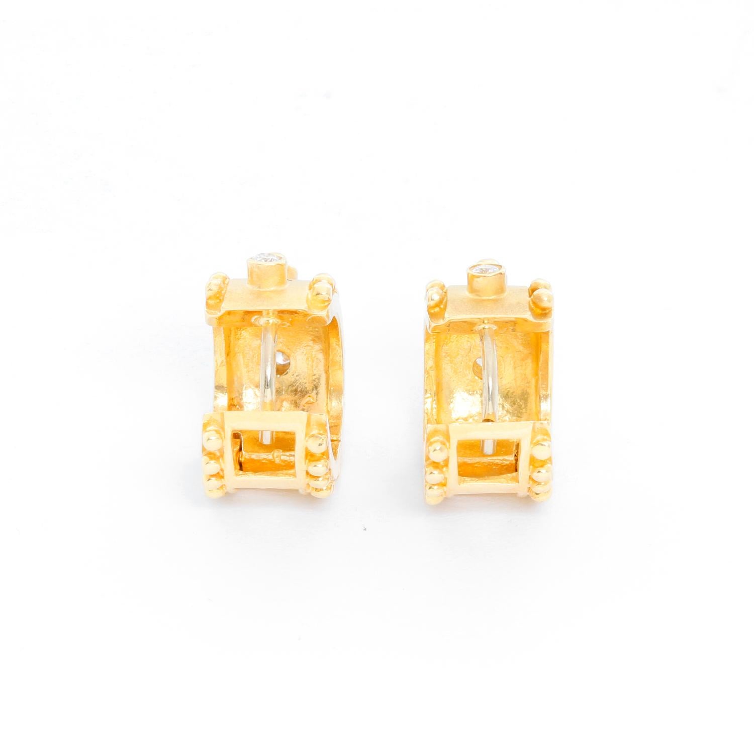 boucles d'oreilles en or jaune 14K avec diamants - Petits anneaux en or jaune 14K avec 3 diamants au centre et une tige arrière. diamètre de 1/2 pouce. Poids total 7.3 grammes.