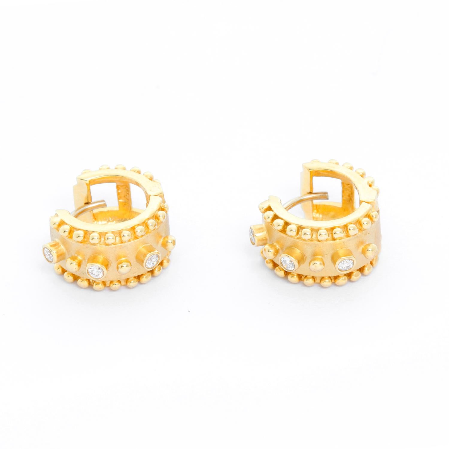 Boucles d'oreilles en or jaune 14 carats et diamants Excellent état - En vente à Dallas, TX