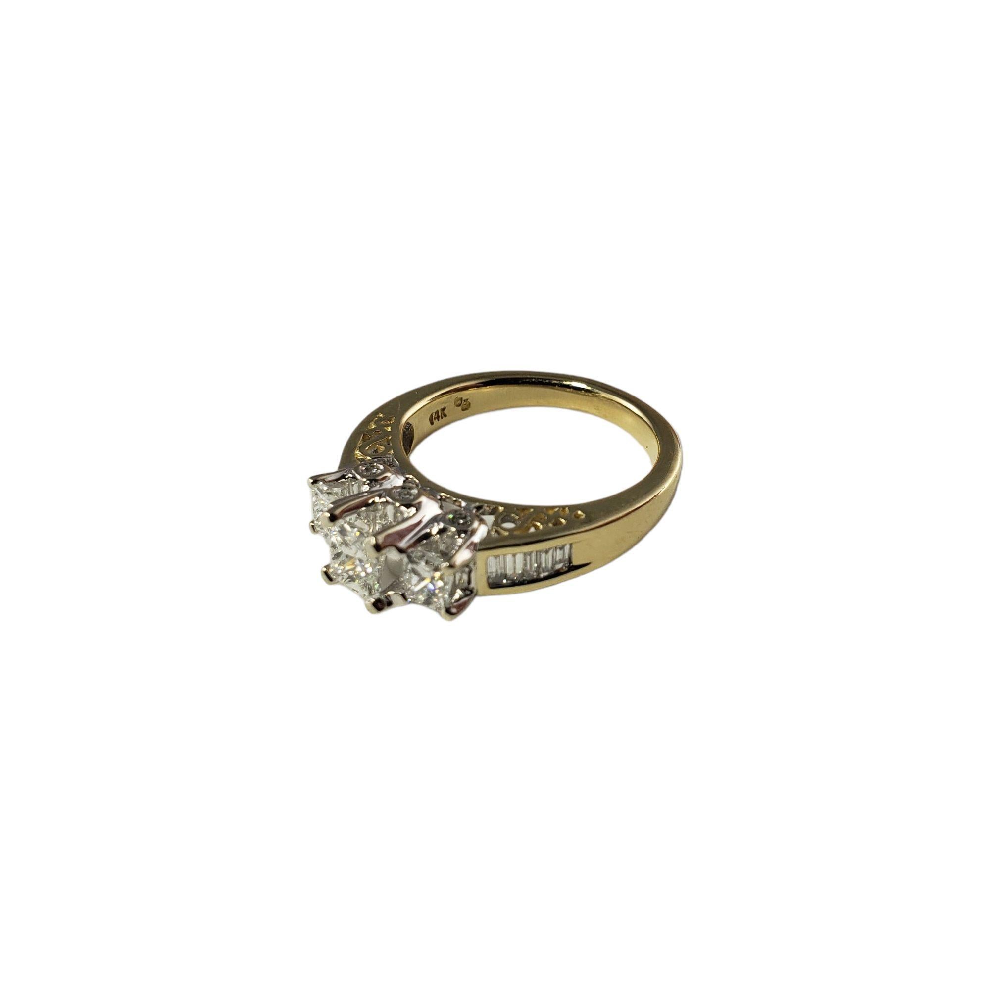 Vintage 14 Karat Gelbgold Diamant Verlobungsring Größe 5,5 JAGi zertifiziert-

Dieser funkelnde Verlobungsring besteht aus drei Diamanten im Prinzessinnenschliff (Zentrum: 0,41 Karat), sechs runden Diamanten im Brillantschliff und zehn Diamanten im