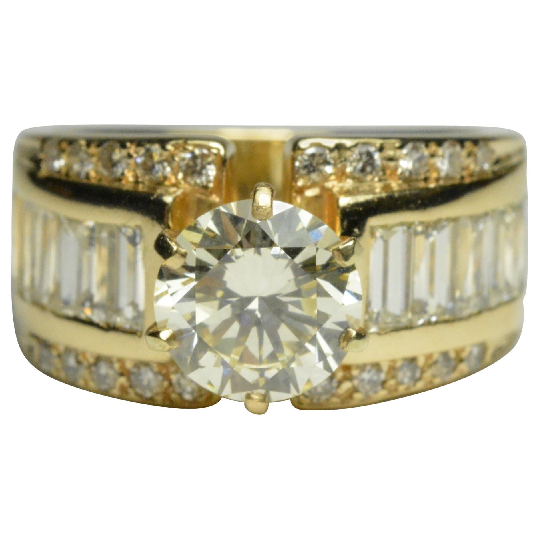 14 Karat Yellow Gold Diamond Estate Ring 3.21 Carat For Sale