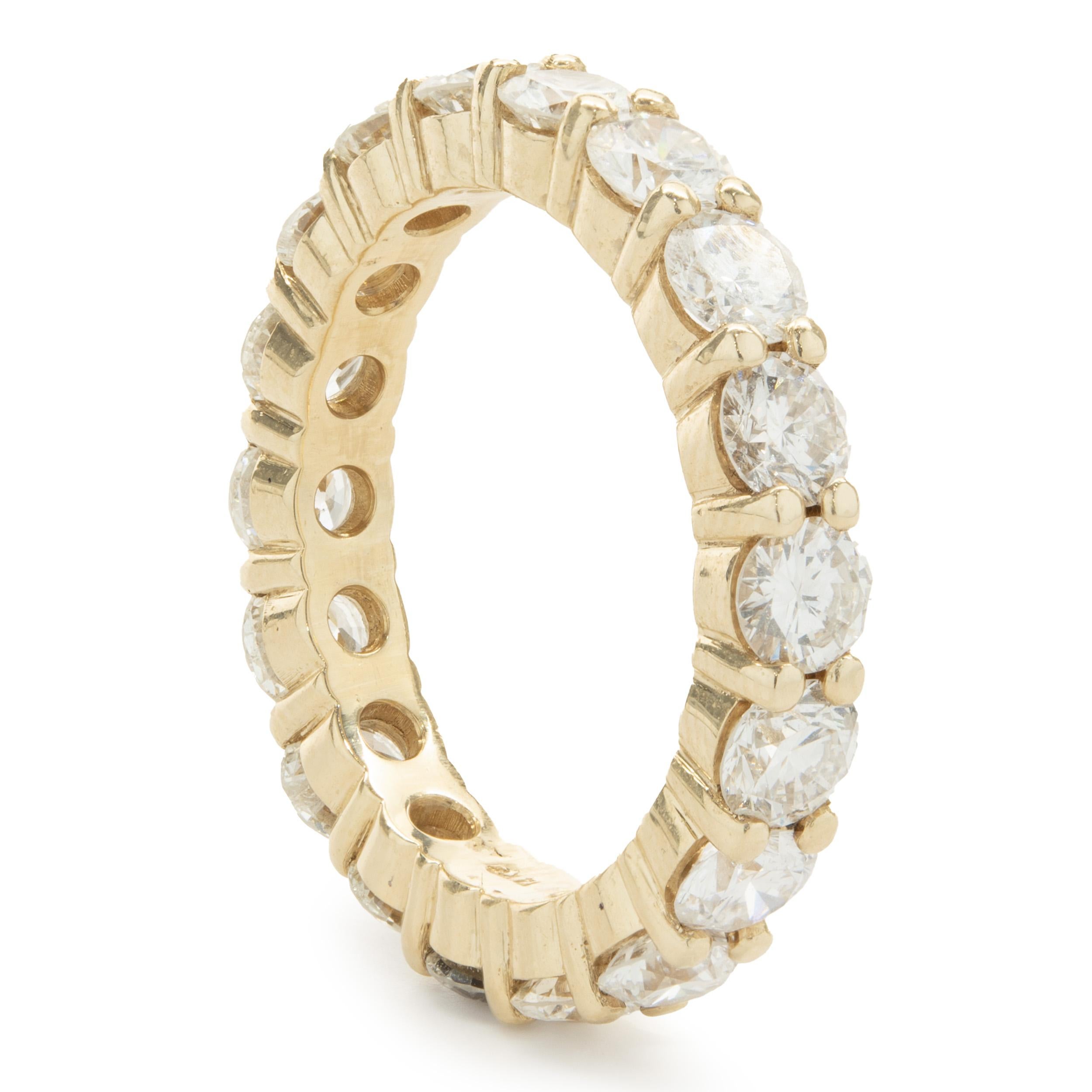Diseñador: Custom
Material: oro amarillo de 14 quilates
Diamante: 18 diamantes brillantes redondos = 4,50 ctw
Color: G 
Claridad: VS1-VS2
Tamaño: 8.5
Peso: 5.86 gramos