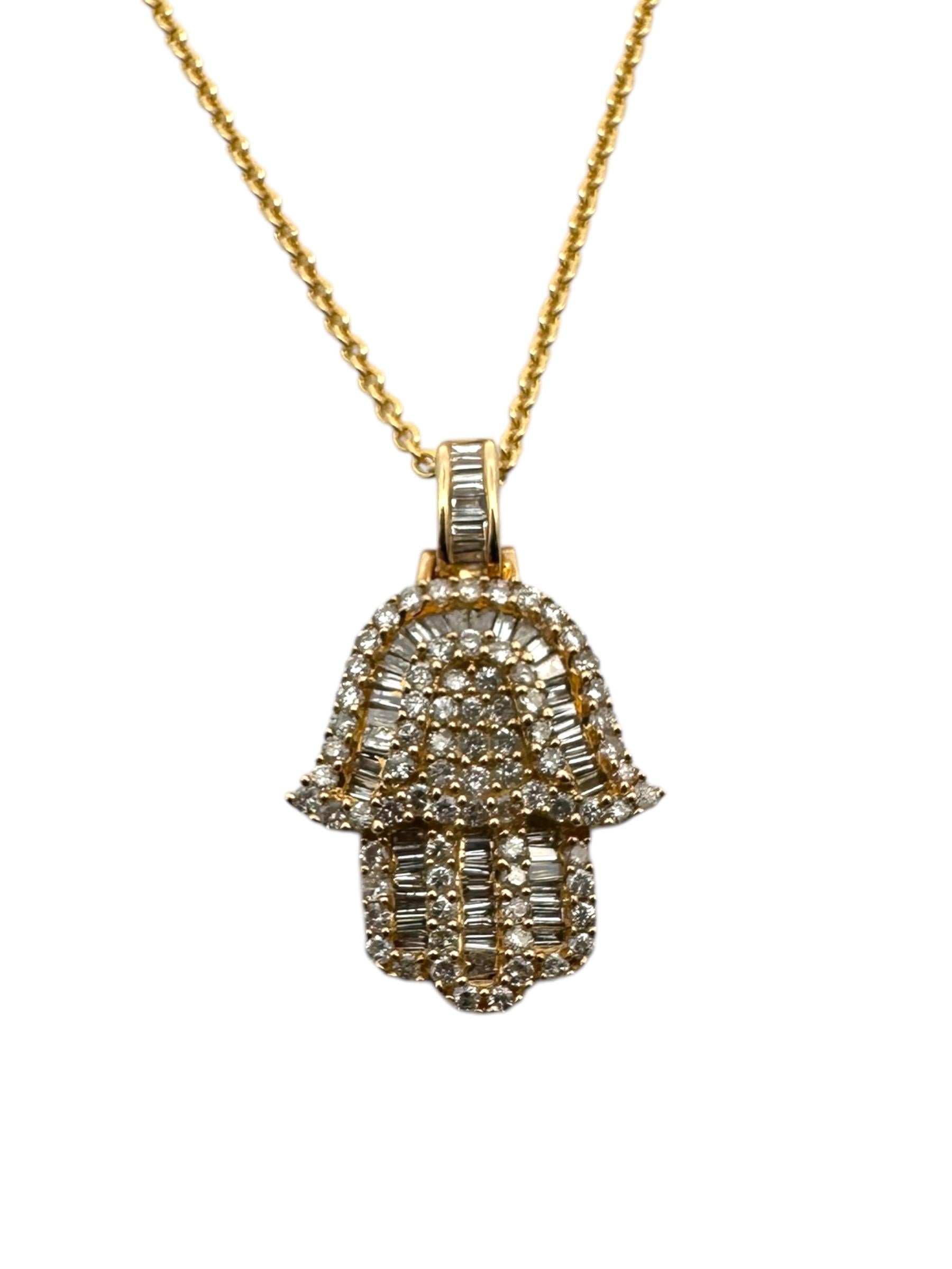 Cet élégant collier pendentif hamsa moderne en or jaune 14 carats à diamants en 3 dimensions est le charme parfait à porter au quotidien, ajoutant une touche personnalisée à votre collection de bijoux. Présentant une combinaison unique de sertissage