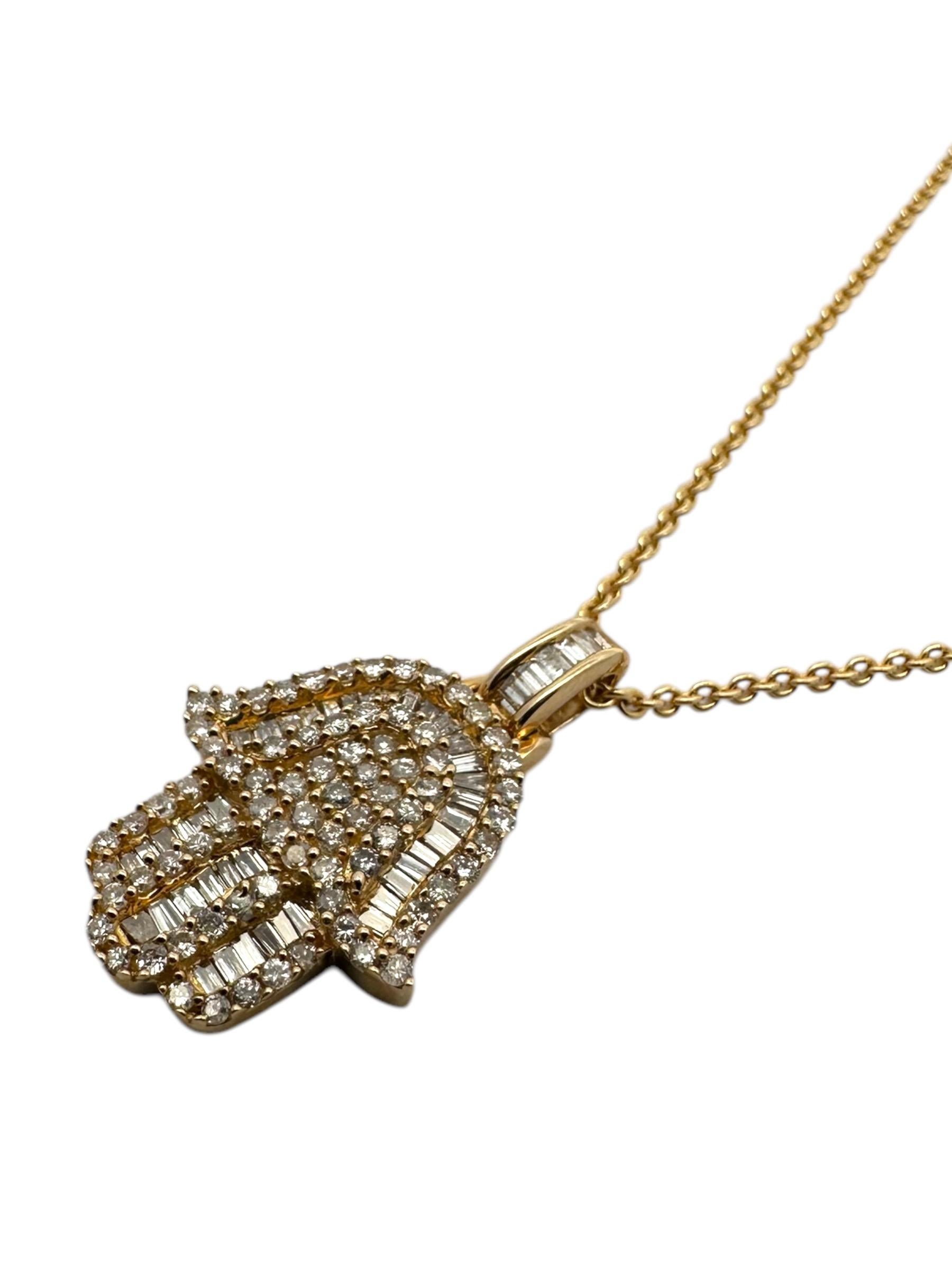 Moderne Collier pendentif Hamsa en or jaune 14 carats et diamants en vente
