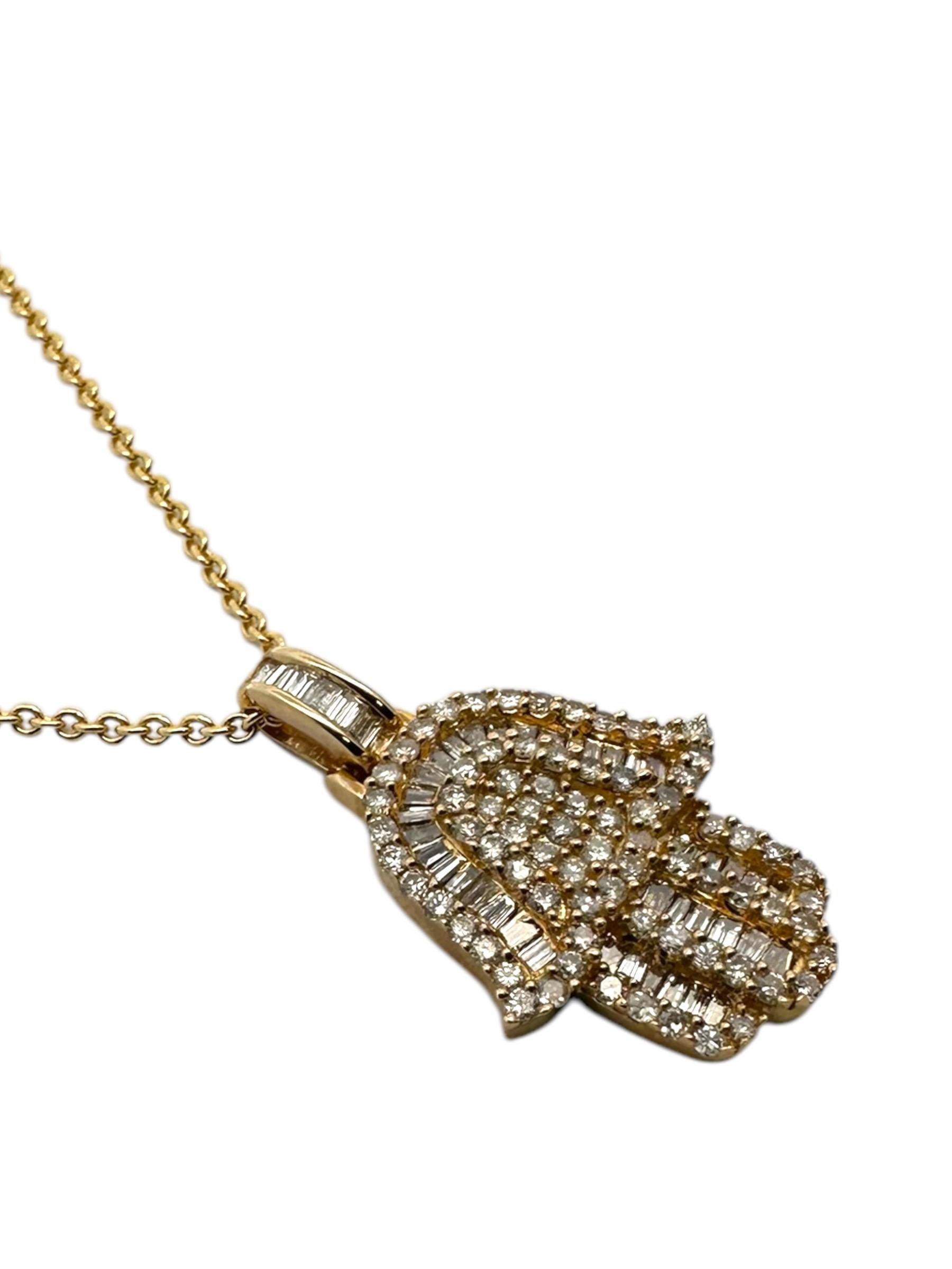 Taille baguette Collier pendentif Hamsa en or jaune 14 carats et diamants en vente