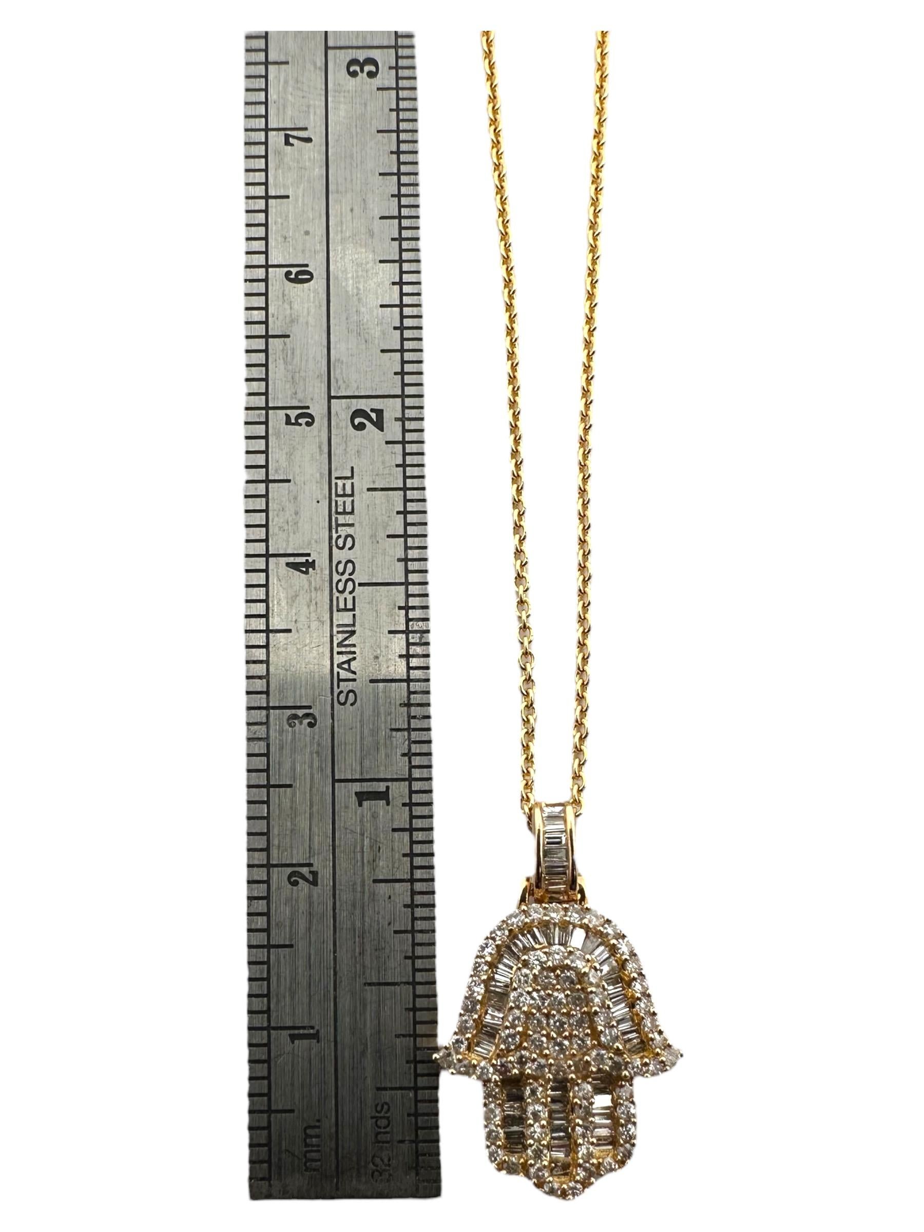 Collier pendentif Hamsa en or jaune 14 carats et diamants en vente 2