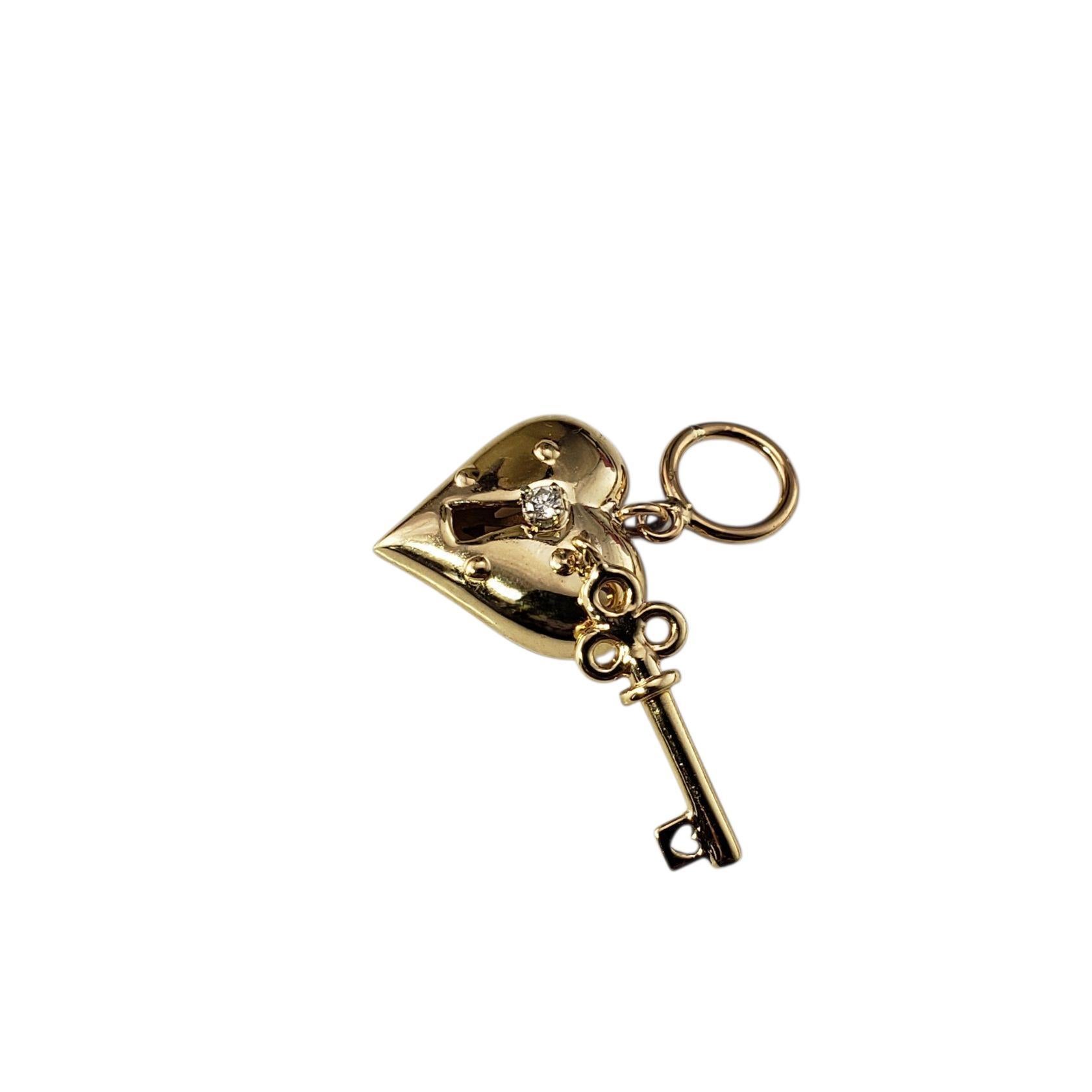 14 Karat Gelbgold Diamant Herz und Schlüssel Charm-

Verleihen Sie Ihrer Schmucksammlung einen Hauch von Romantik mit diesem Herz- und Schlüsselanhänger aus 14 Karat Gelbgold. Ein runder Diamant im Brillantschliff verleiht ihm einen Hauch von
