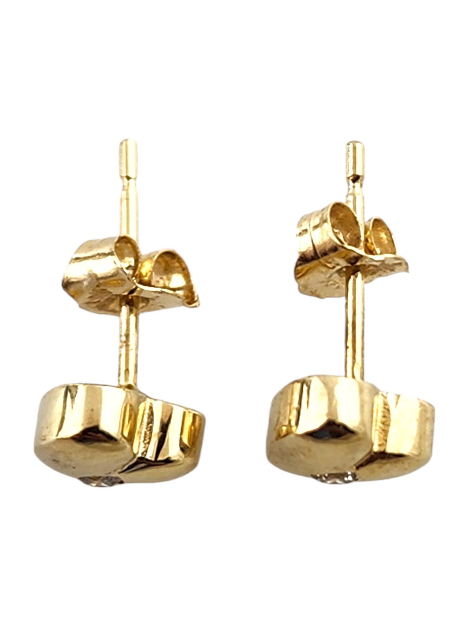 Boucles d'oreilles en or jaune 14 carats avec diamants en forme de cœur

Ces magnifiques boucles d'oreilles en forme de cœur ont été méticuleusement fabriquées en or jaune 14 carats et sont ornées de deux diamants ronds étincelants de taille