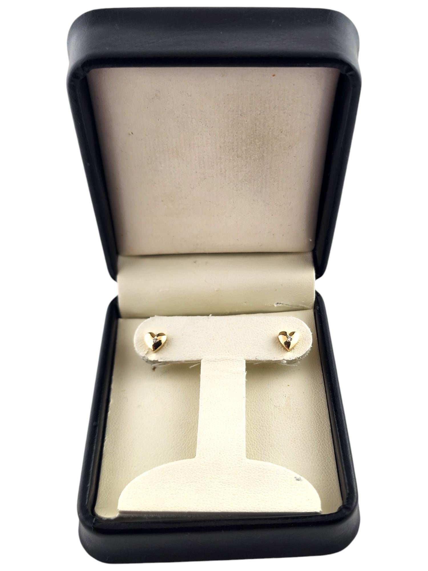 Clous d'oreilles cœur en or jaune 14 carats et diamants n° 19178 en vente 1