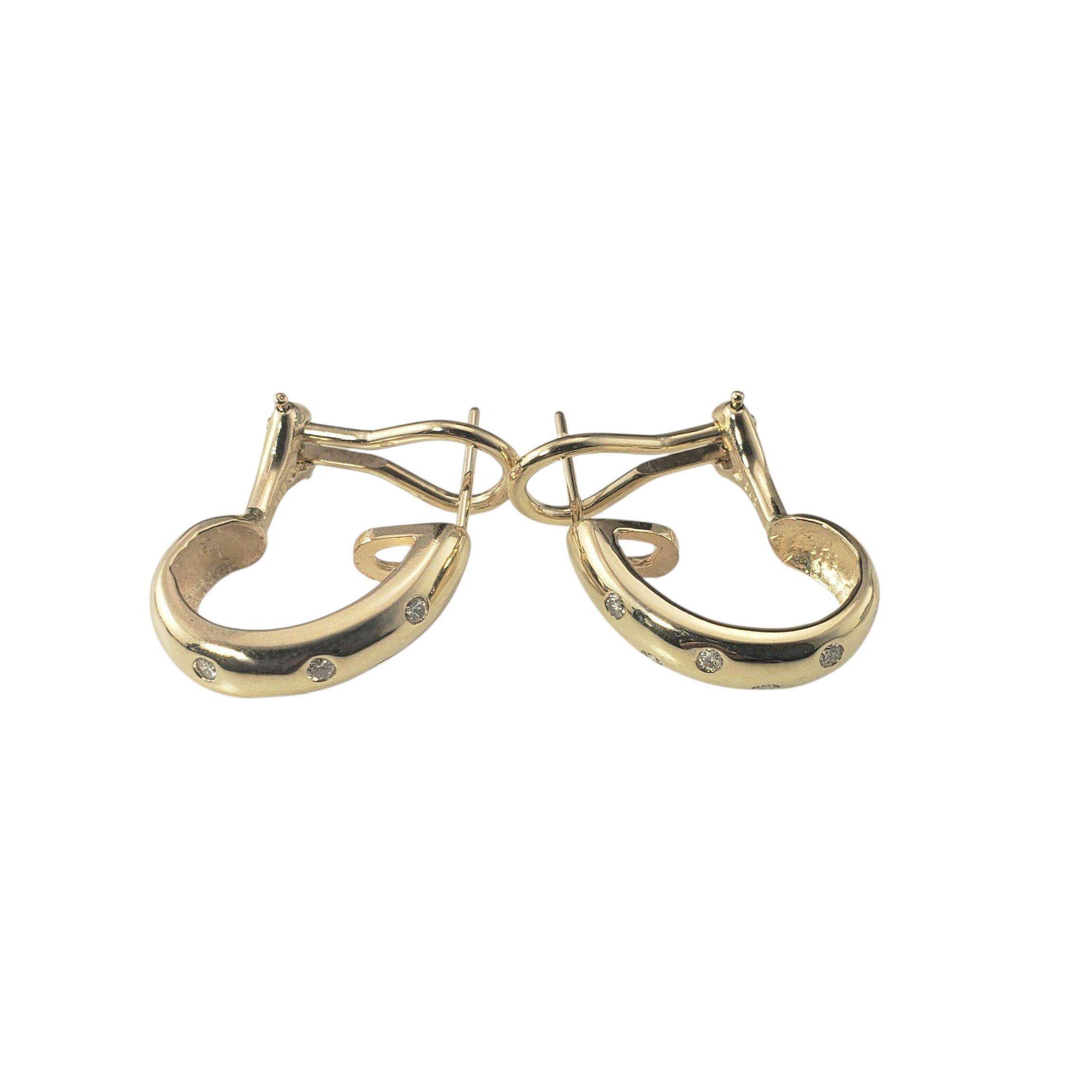 Orecchini a cerchio in oro giallo 14K e diamanti...

Questi raffinati cerchi in oro giallo 14K sono caratterizzati da una silhouette pulita e moderna con un pizzico di scintillio. Ogni orecchino è impreziosito da cinque diamanti tondi a taglio