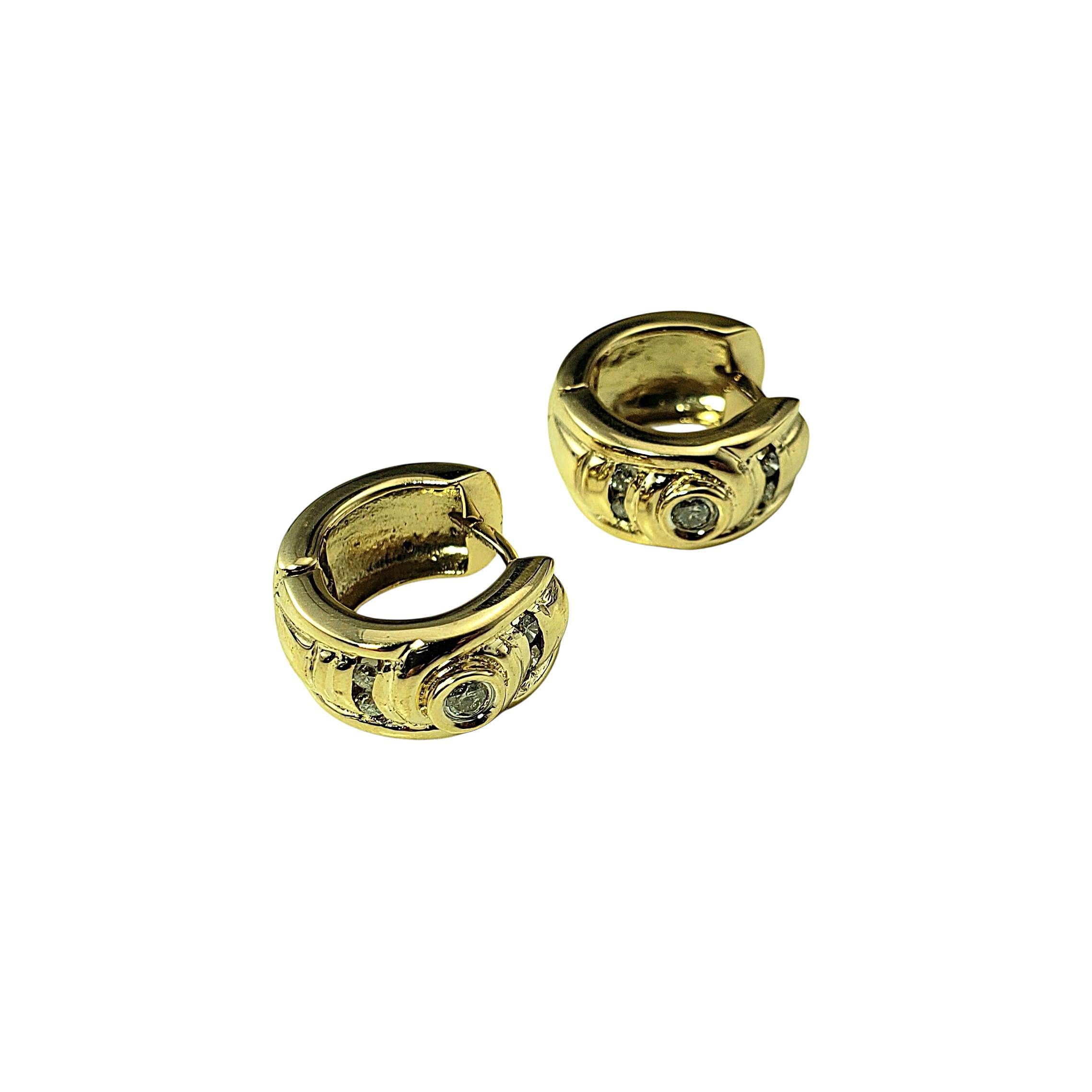 Orecchini a cerchio Huggie in oro giallo 14 carati e diamanti...

Scultorei ed eleganti, questi cerchi huggie in oro giallo 14K presentano cinque diamanti rotondi taglio brillante per ciascun orecchino. Il loro profilo massiccio e la superficie