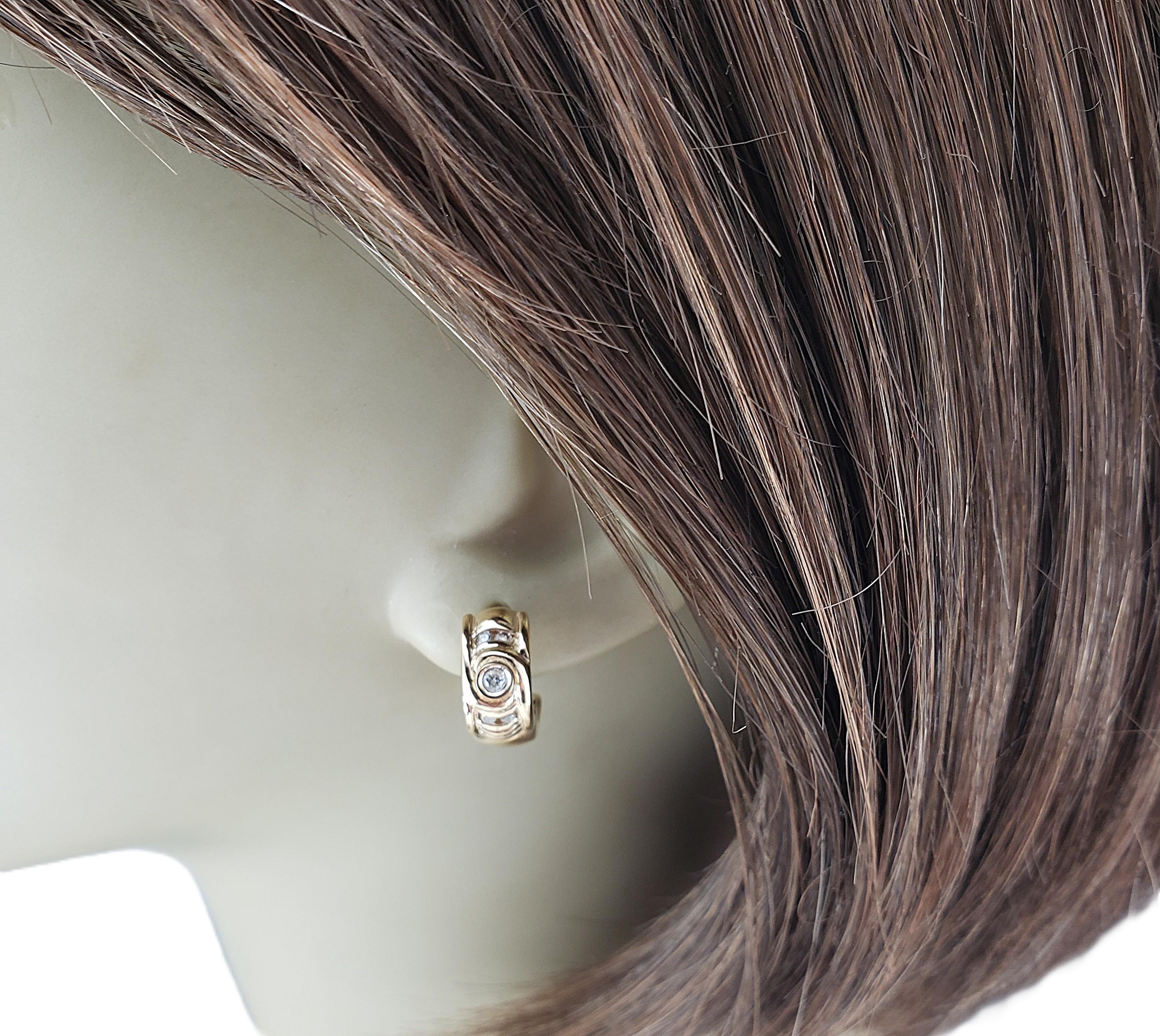 Orecchini a cerchio con diamante in oro giallo 14 carati #22476 in vendita 2