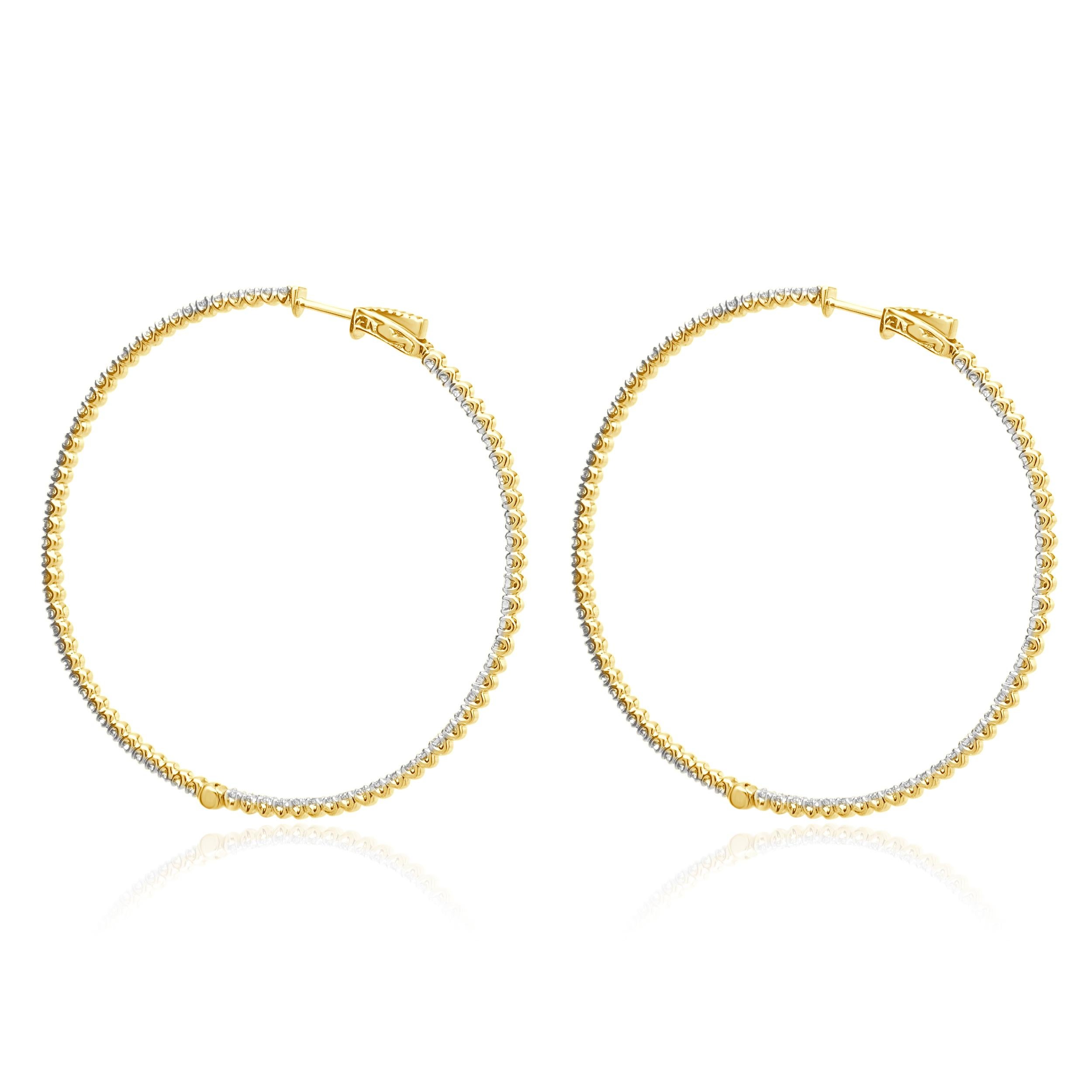 Taille ronde Boucles d'oreilles en or jaune 14 carats avec diamant à l'intérieur et à l'extérieur de l'anneau en vente
