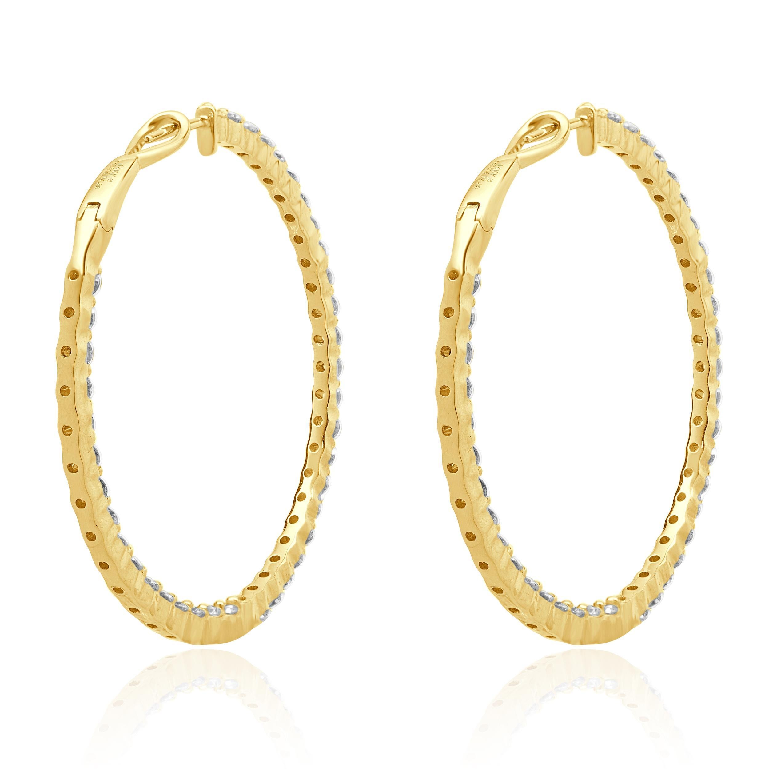 Taille ronde Boucles d'oreilles en or jaune 14 carats avec diamant à l'intérieur et à l'extérieur de l'anneau en vente