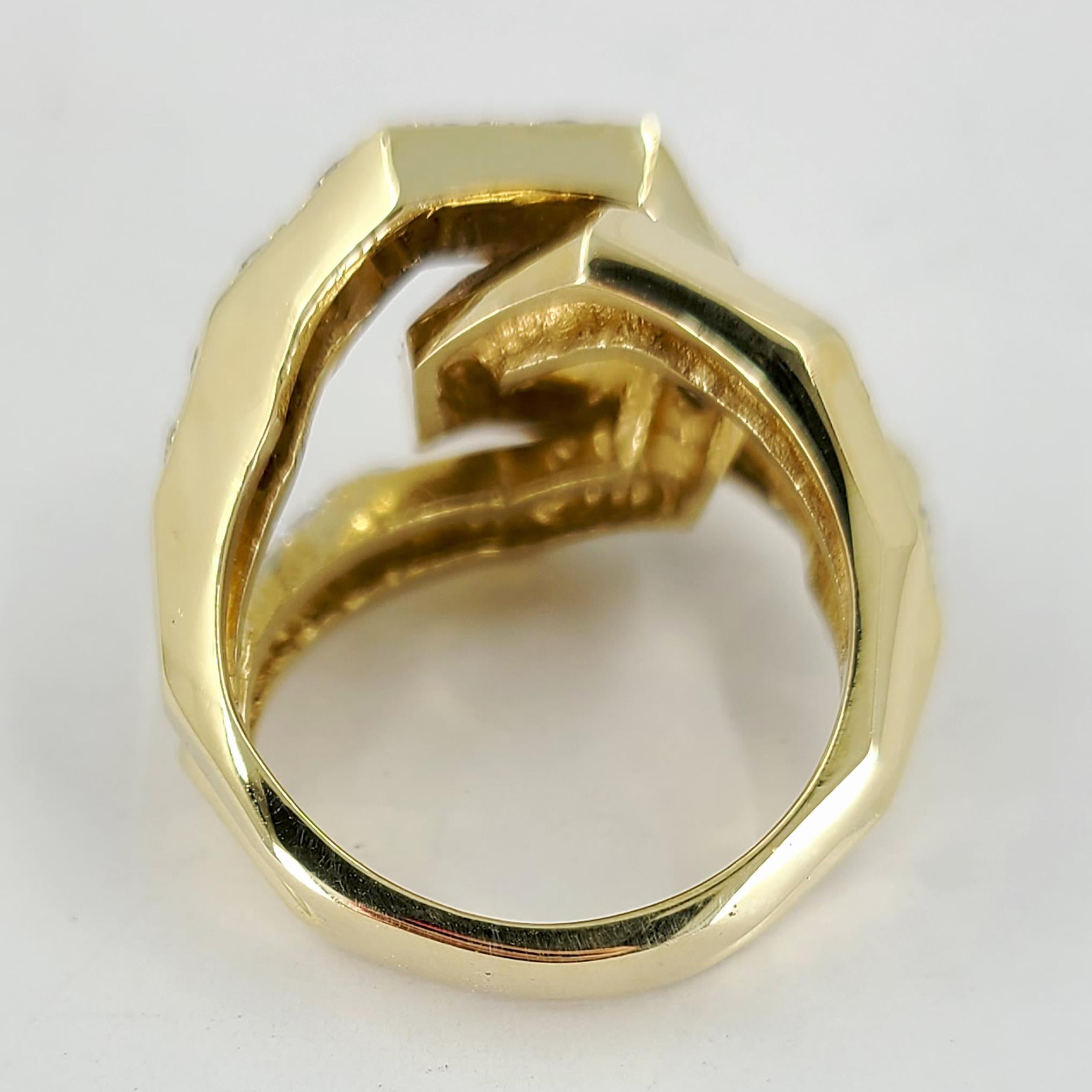 Large Yellow Gold Diamond Link Ring In Good Condition In Coral Gables, FL