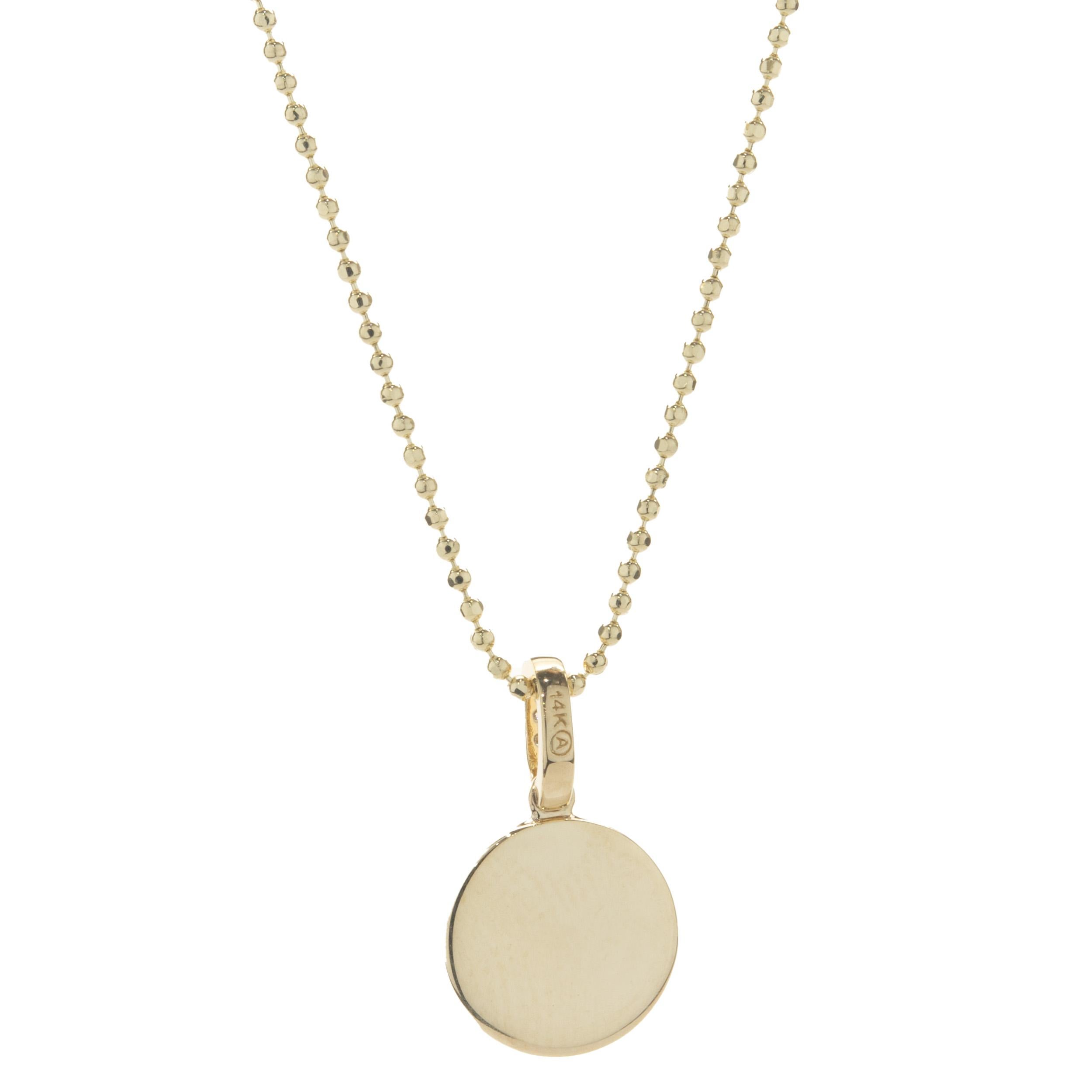 Designer : design personnalisé
Matériau : Or jaune 14K
Diamant : taille brillant rond = 0.09cttw
Couleur : G 
Clarté : VS2
Dimensions : le collier mesure 18 pouces de long. 
Poids : 3.18 grammes
