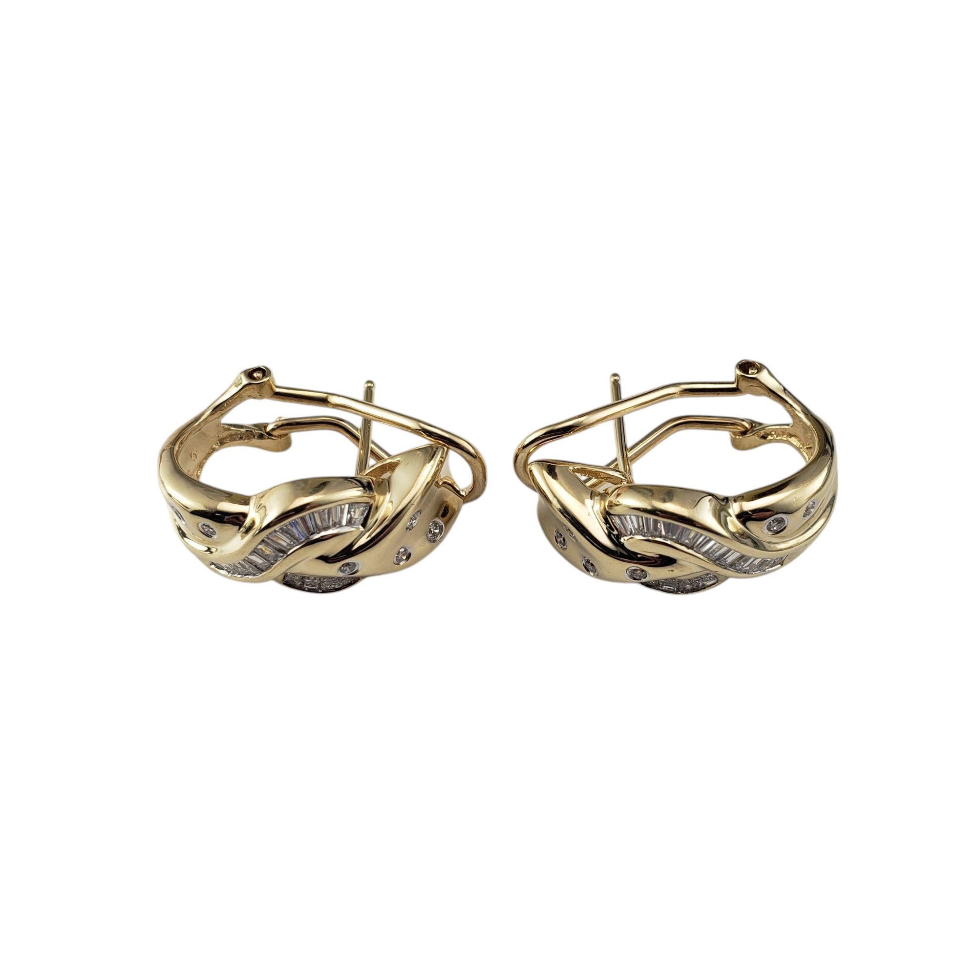 Orecchini Omega Back in oro giallo 14 carati e diamanti, certificati JAGi...

Questi orecchini scintillanti presentano 16 diamanti taglio baguette e 12 diamanti tondi taglio brillante incastonati nel classico oro giallo 14K.

 Chiusure posteriori a