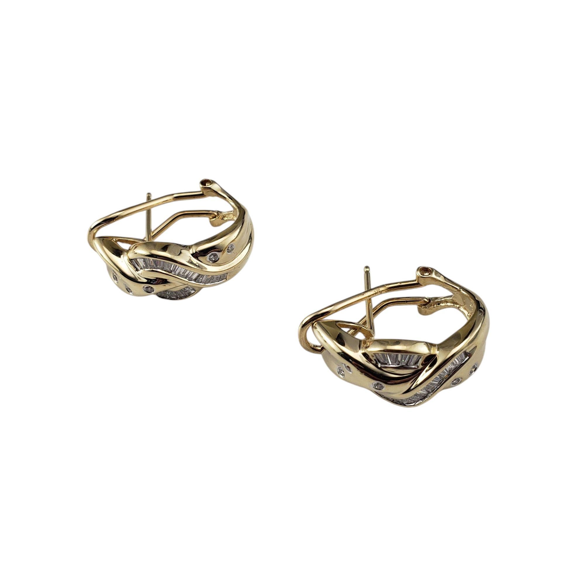 Taglio baguette Orecchini Omega Back Twist in oro giallo 14 carati con diamante #21210 in vendita