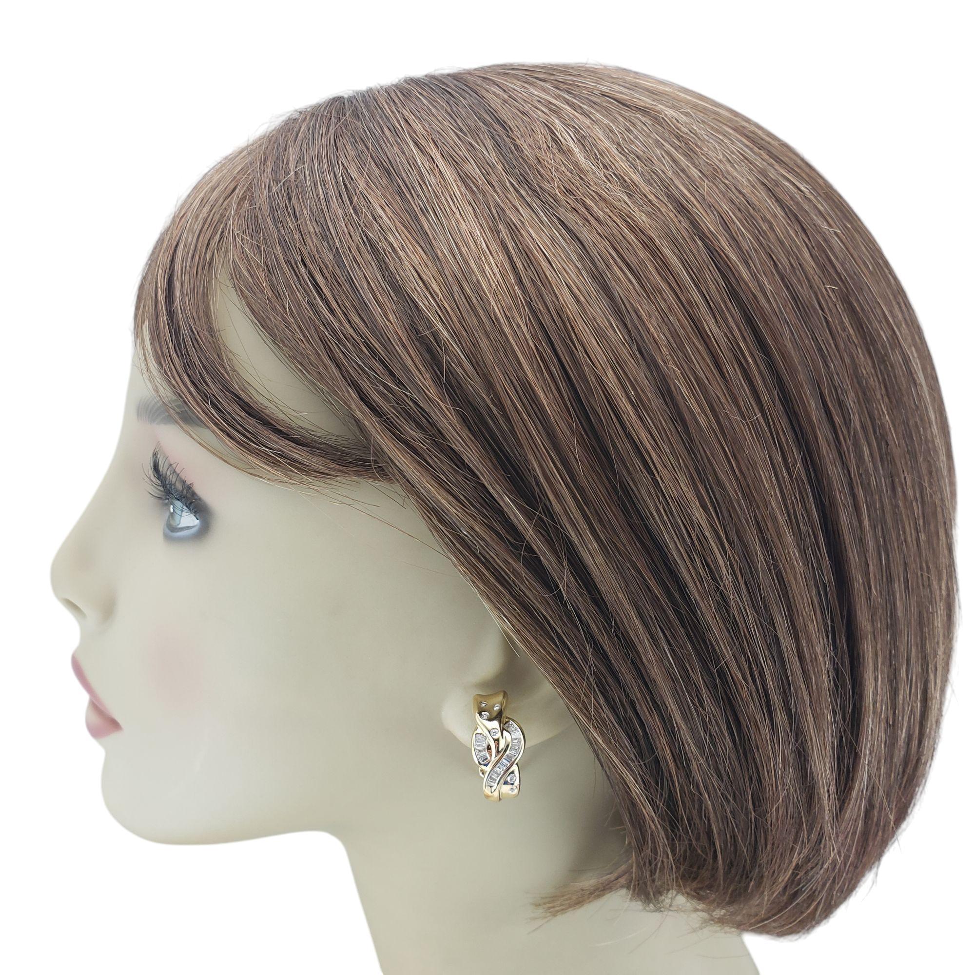 Orecchini Omega Back Twist in oro giallo 14 carati con diamante #21210 in vendita 1