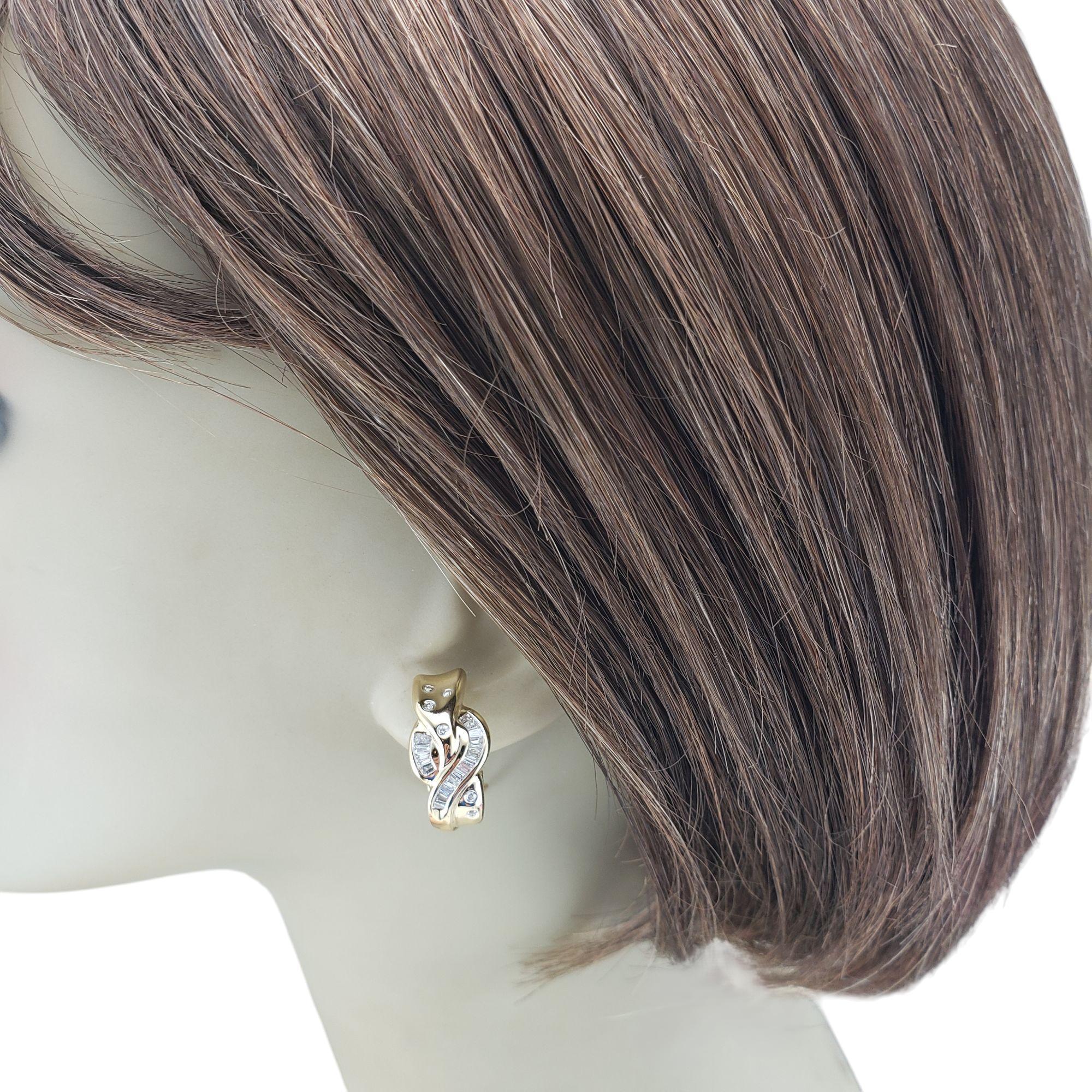 Orecchini Omega Back Twist in oro giallo 14 carati con diamante #21210 in vendita 2