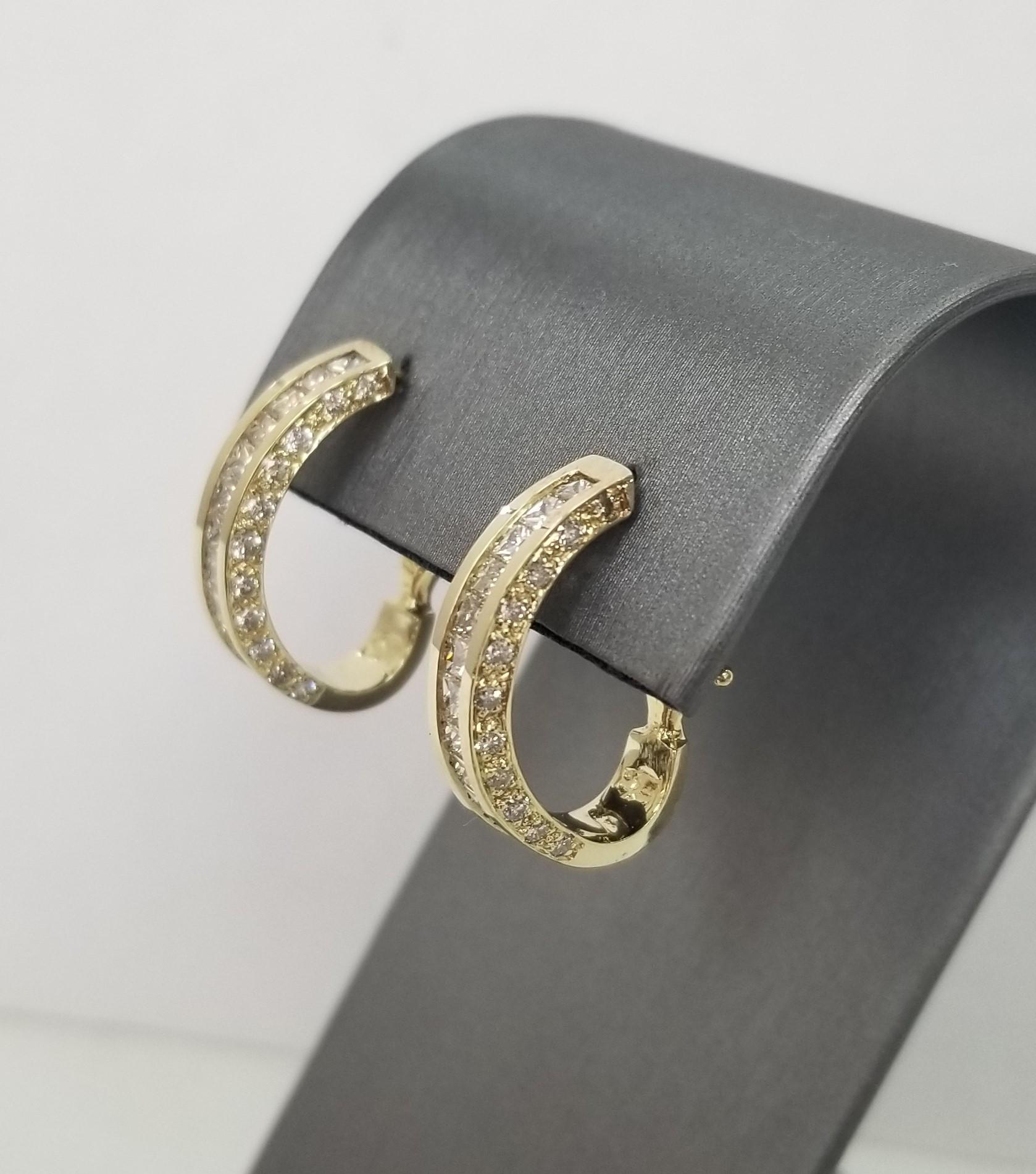 14 Karat Yellow Gold Diamond Princess and Round cut Earrings In New Condition For Sale In Los Angeles, CA