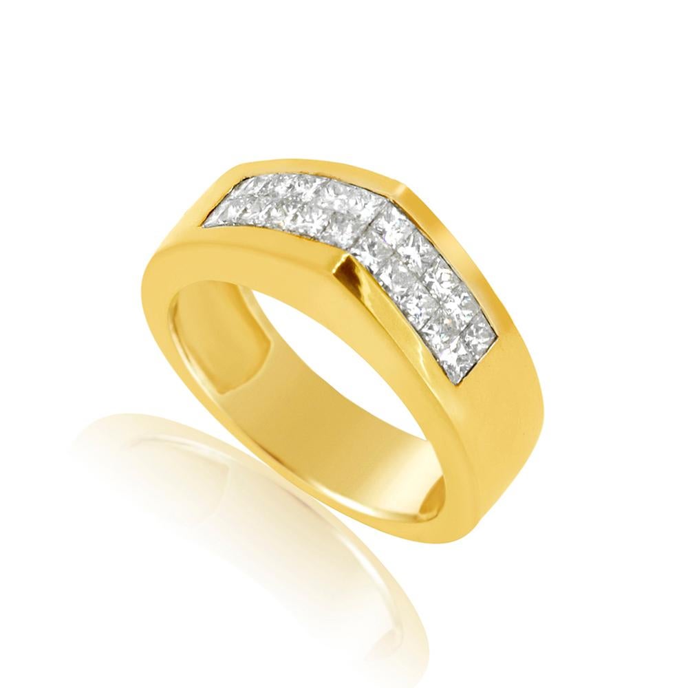 Diamants de taille princesse - serti invisible en grappe
Total diamant -1,75 carat HI- VVS
belle étincelle. 
La taille de la zone et le cadre invisible lui confèrent un caractère audacieux.  regarder
Taille de doigt 7
14k  Or jaune  Poids 7.20