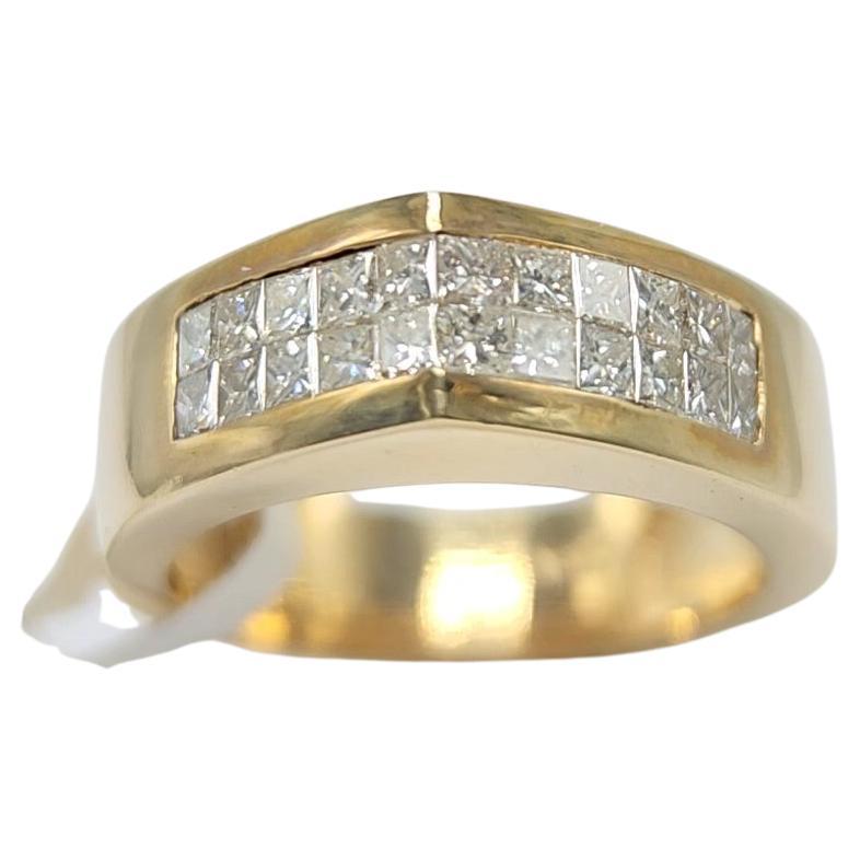 Taille princesse Bague en or jaune 14 carats diamant Dome Cluster monture invisible. en vente