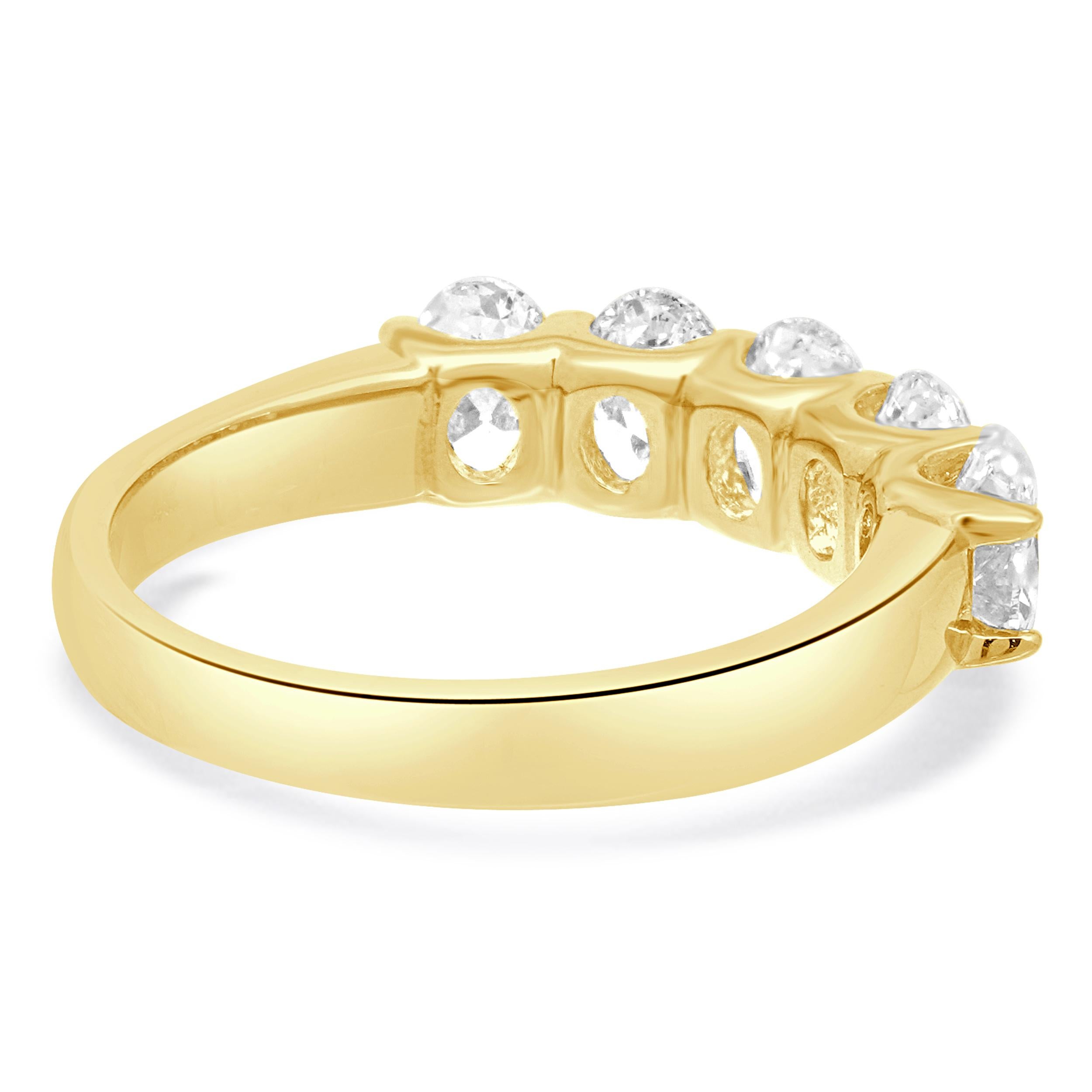 Taille ovale Bague en or jaune 14 carats avec diamant en vente