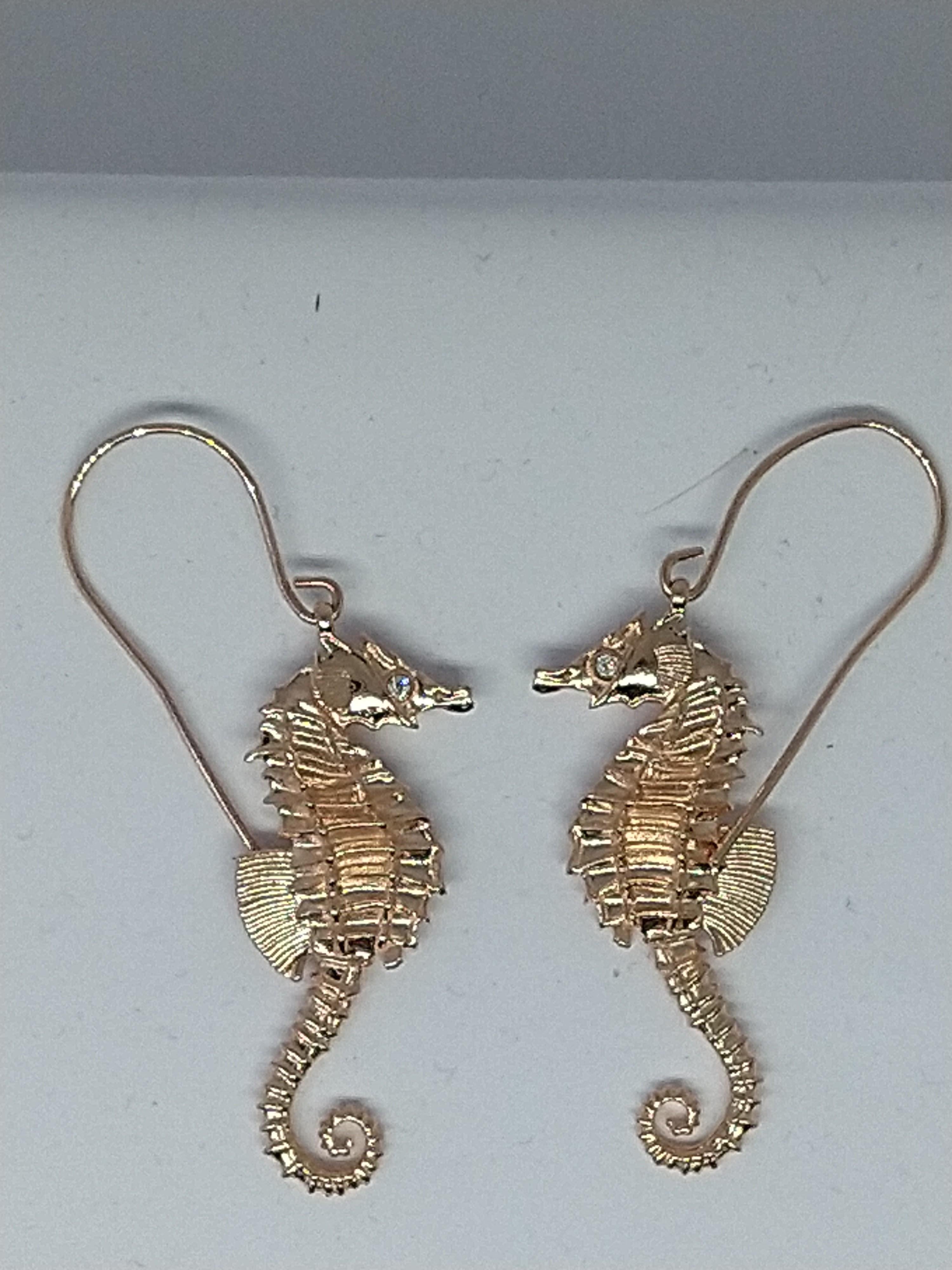 Boucles d'oreilles hippocampe en or jaune 14 carats et diamants, L'océan, il faut l'aimer. Ils sont en fait de taille réelle.  30 mm de long avec des yeux en forme de diamant. La vie et l'énergie de l'océan sont incomparables. Chaque jour est