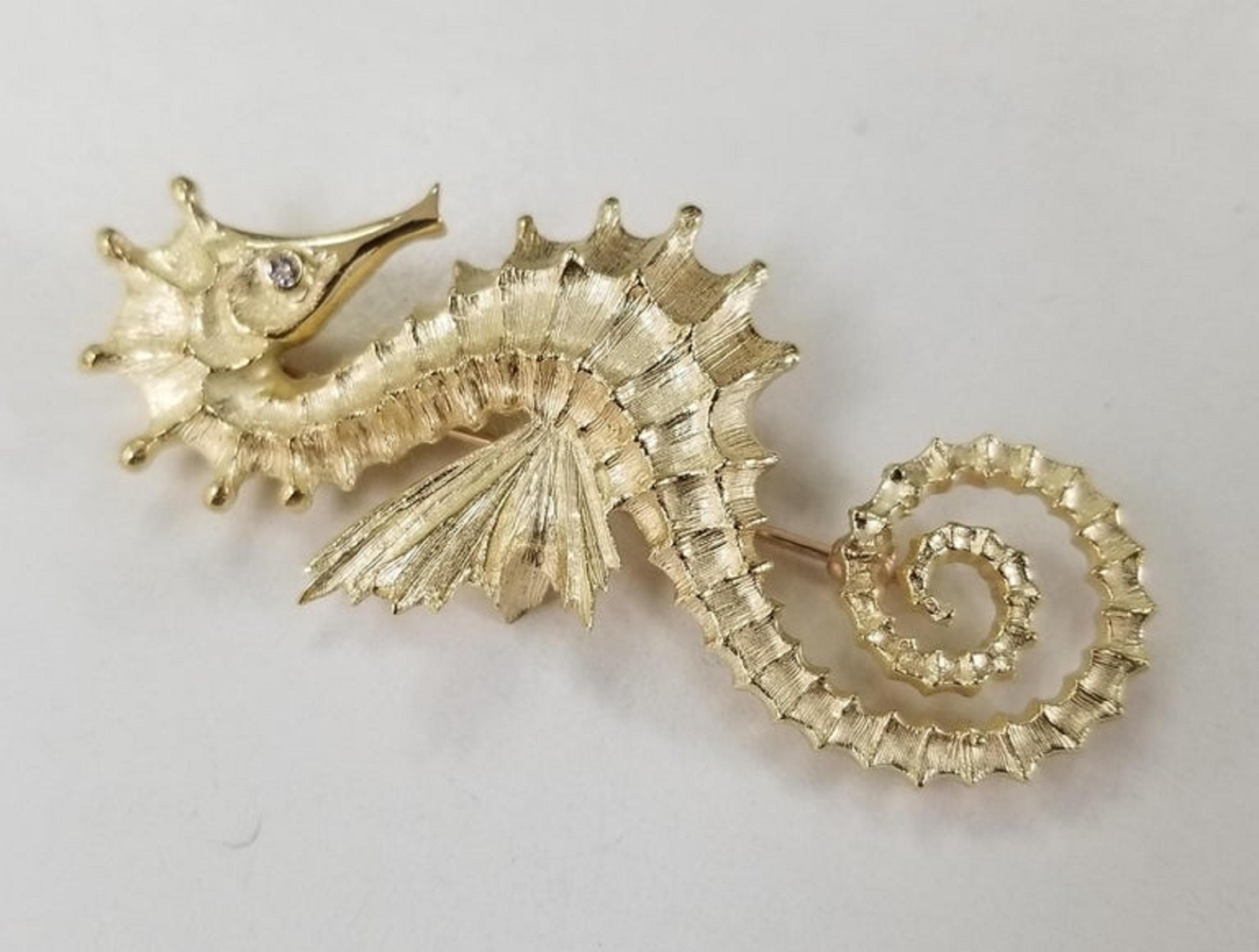Artisan Épingle Sea Horse en or jaune 14 carats et diamants en vente