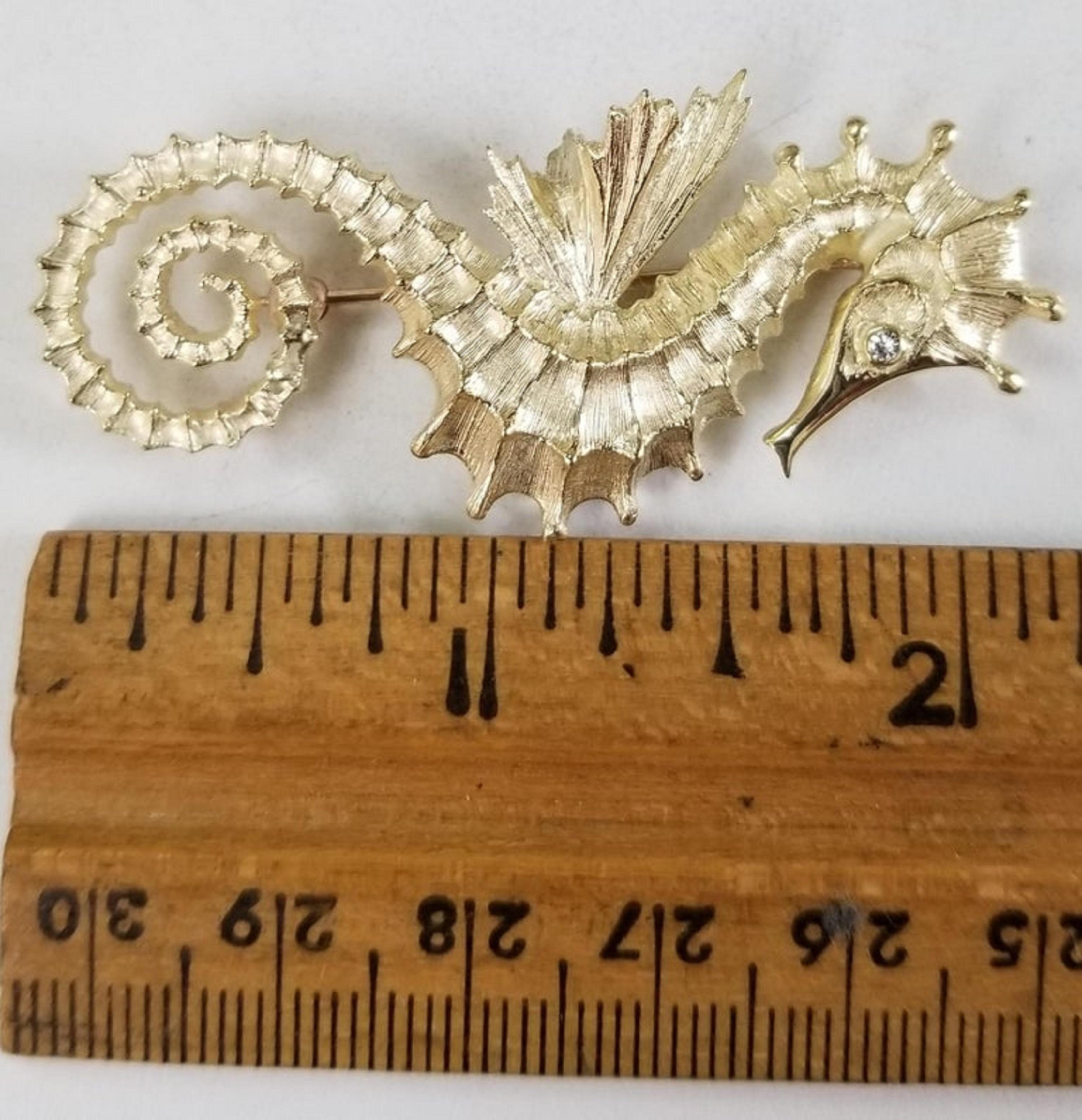 Taille ronde Épingle Sea Horse en or jaune 14 carats et diamants en vente