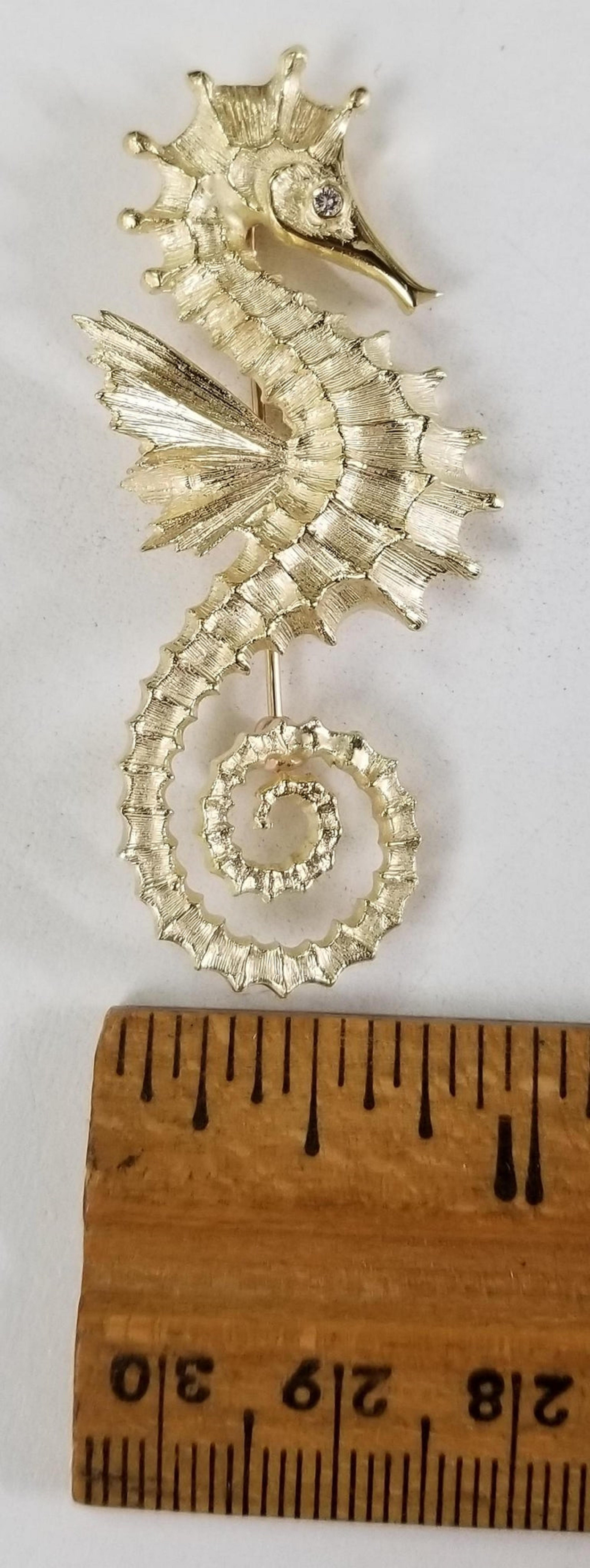 Épingle Sea Horse en or jaune 14 carats et diamants Neuf - En vente à Los Angeles, CA
