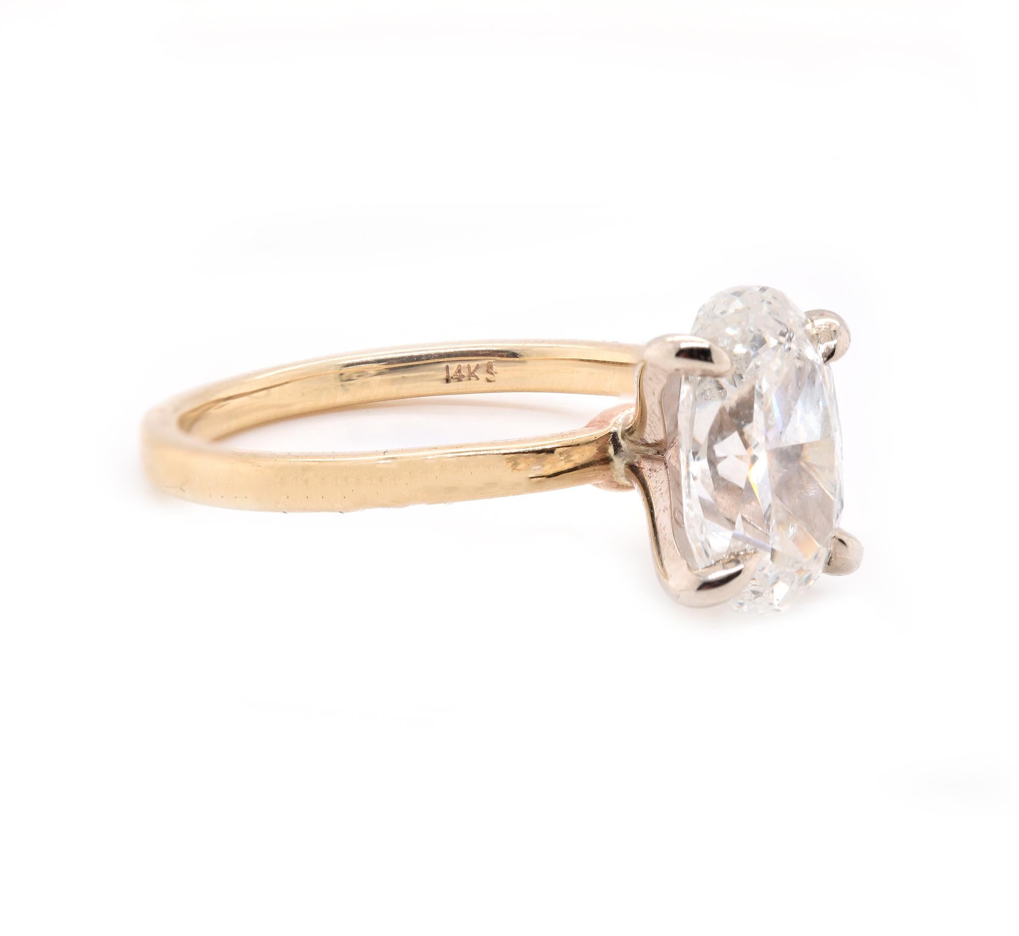 Taille ovale Bague de fiançailles solitaire en or jaune 14 carats avec diamants en vente