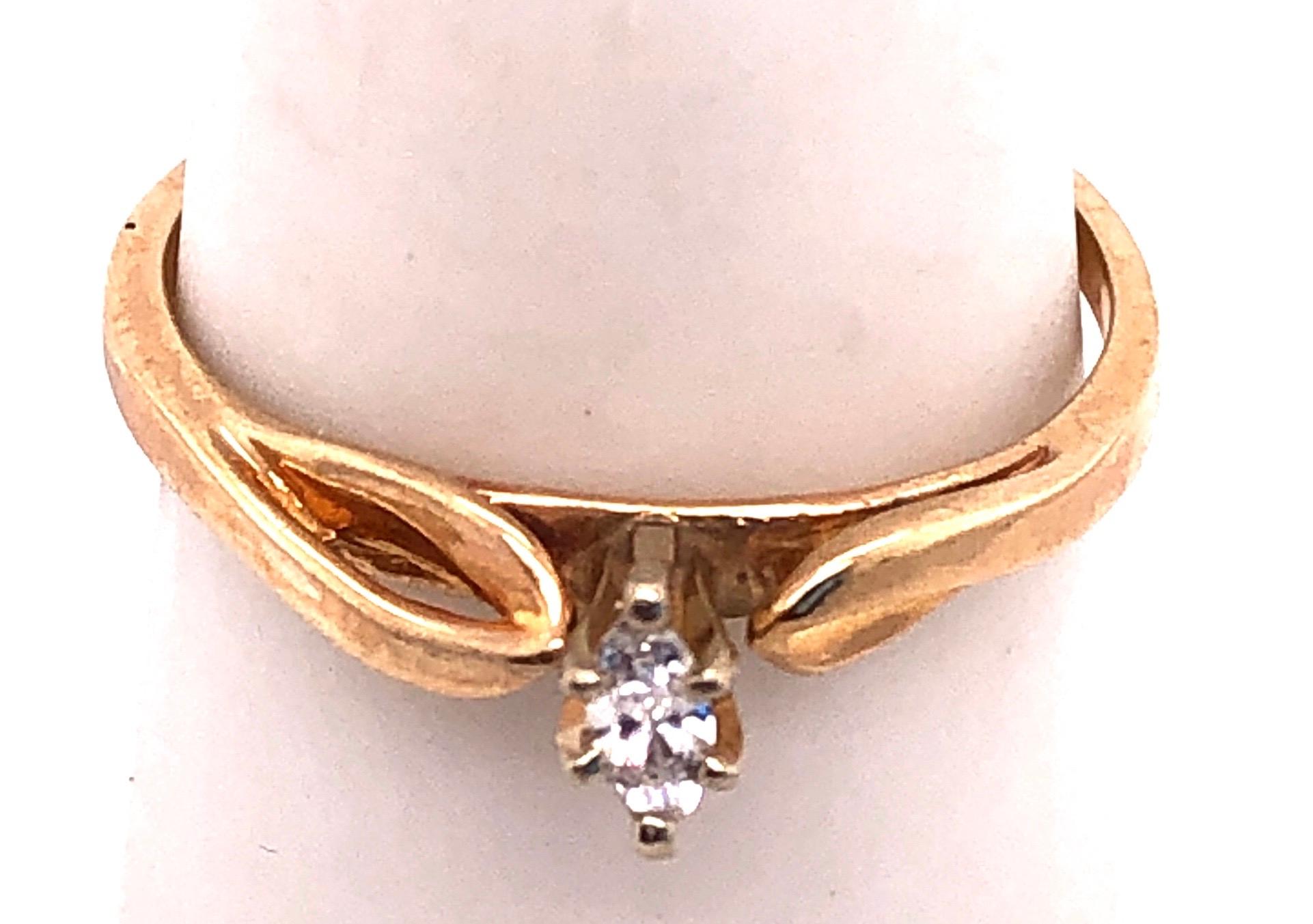 Anillo Solitario de Diamantes de Oro Amarillo de 14 Kilates 0,10 Peso Total de Diamantes en Bueno estado para la venta en Manhasset, NY