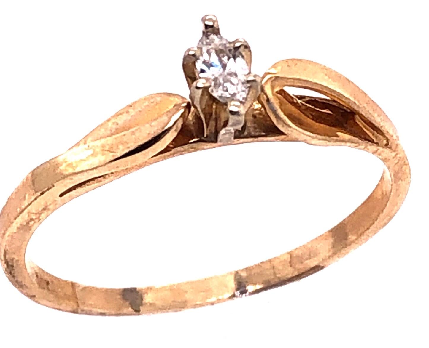 14 Karat Gelbgold Mode Ring mit Diamant 0,10 Total Diamond Weight.
Größe 8
2 Gramm Gesamtgewicht.