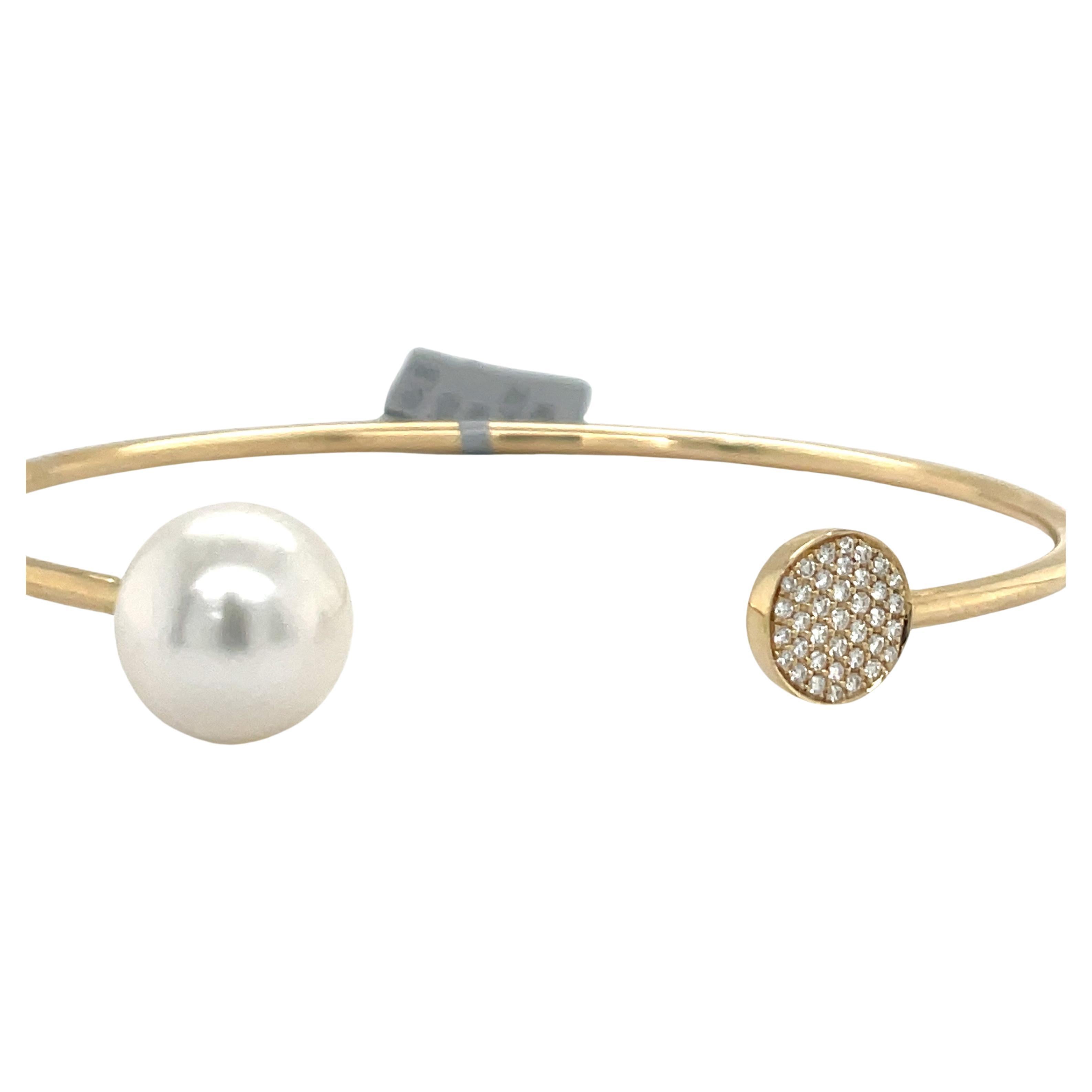 14 Karat Gelbgold Diamant-Südseeperlen-Armreif 0,13 Karat 11-12 MM im Zustand „Neu“ im Angebot in New York, NY