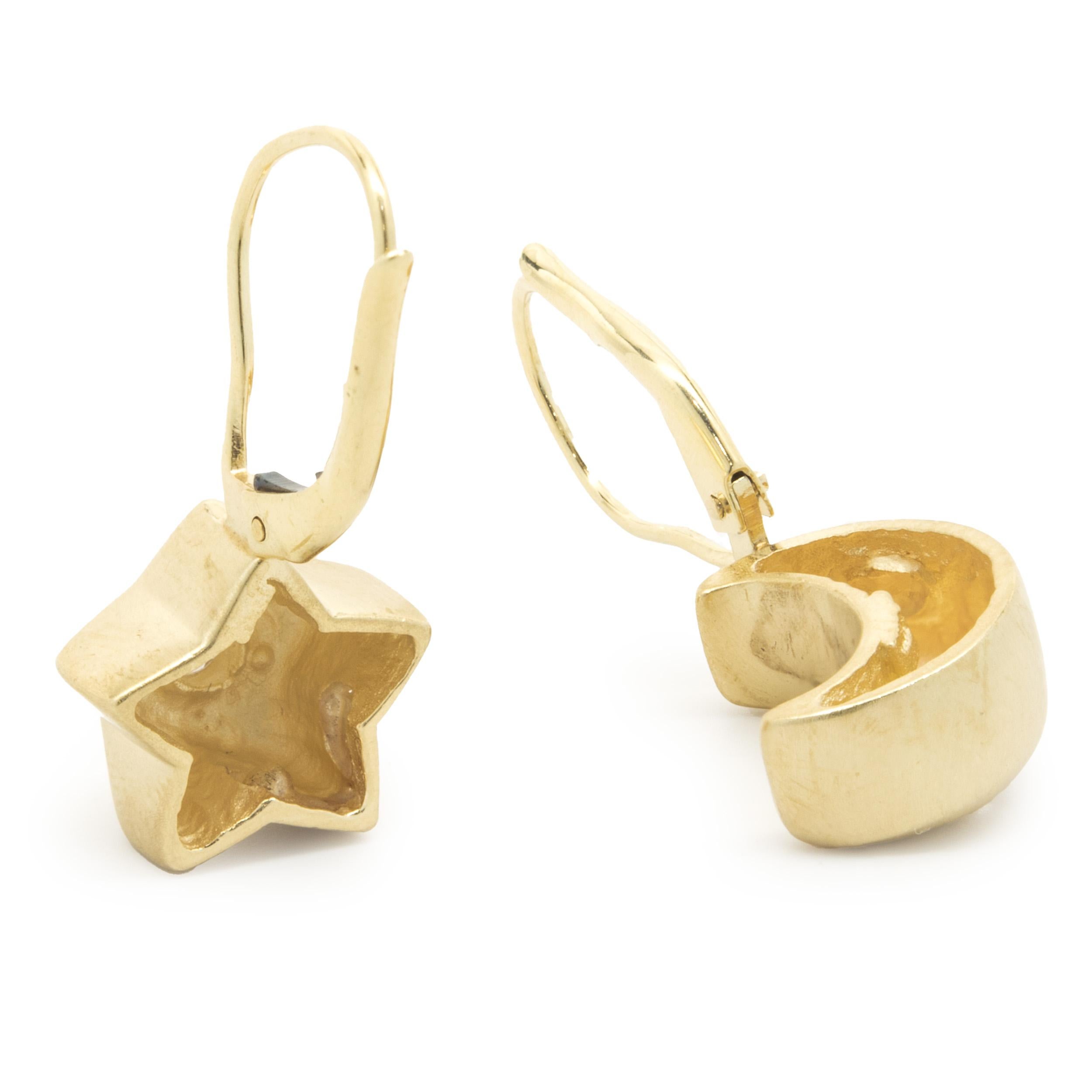 Taille ronde Boucles d'oreilles pendantes étoile et lune en or jaune 14 carats et diamants en vente