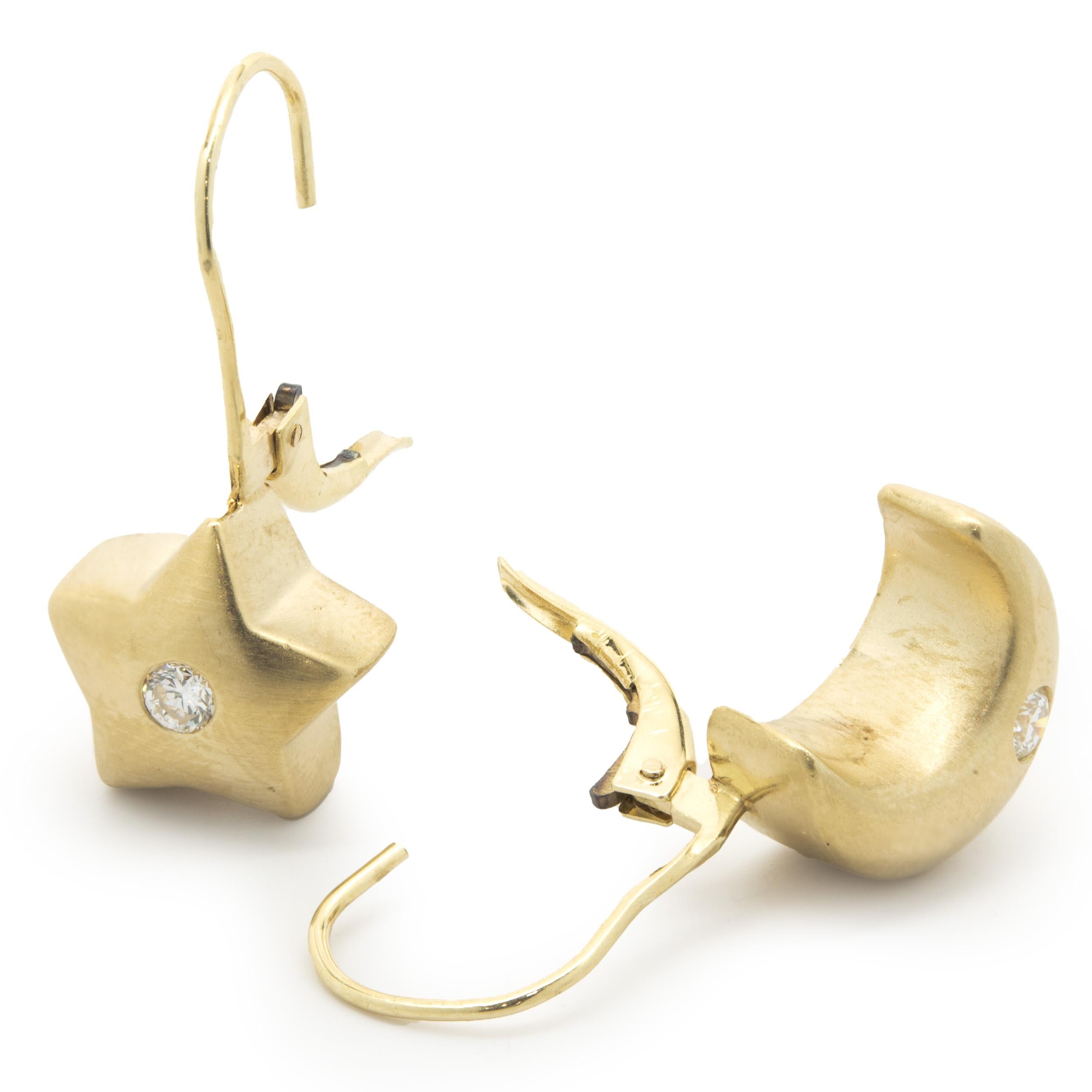 Boucles d'oreilles pendantes étoile et lune en or jaune 14 carats et diamants Excellent état - En vente à Scottsdale, AZ