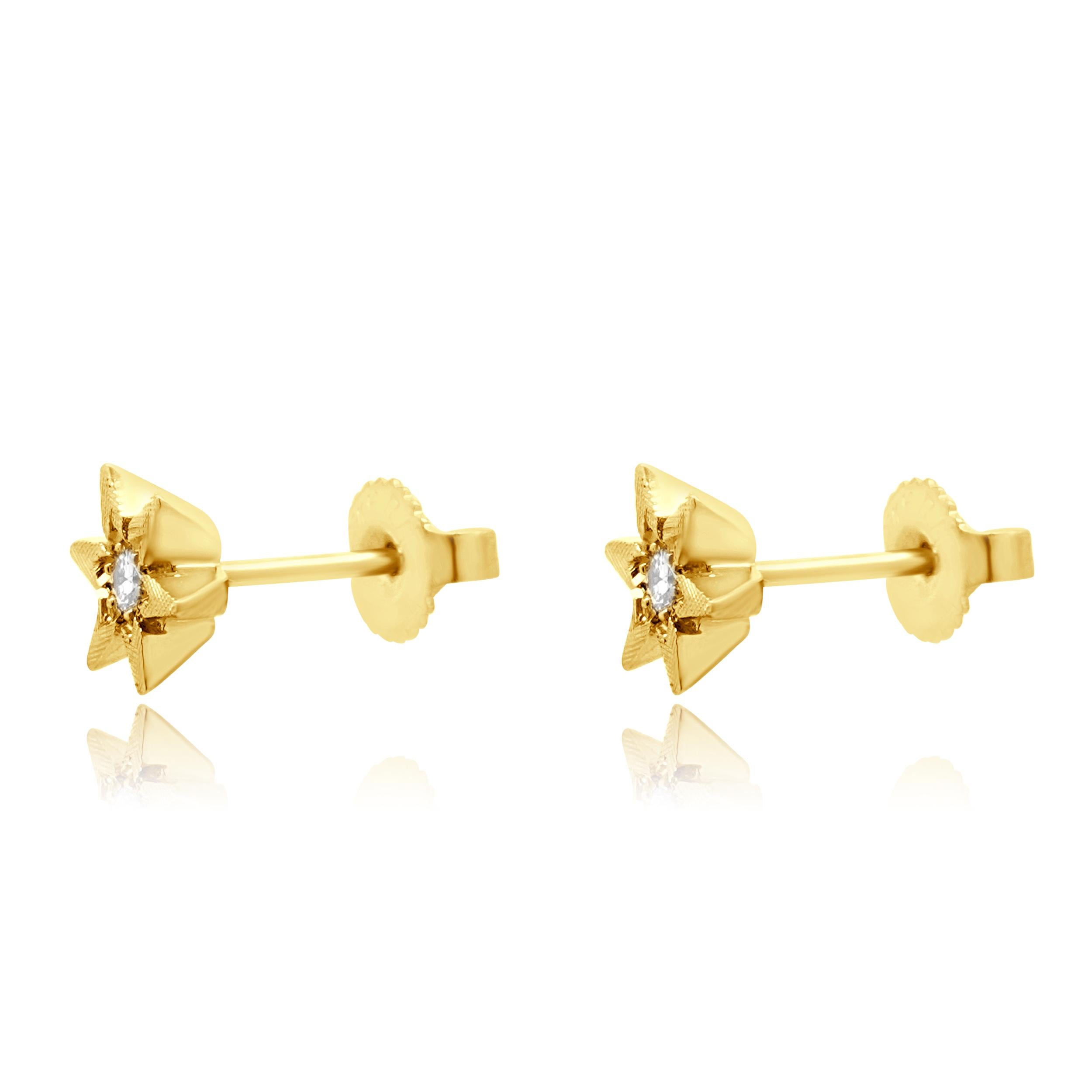 Matériau : Or jaune 14k
Diamants : 2 tailles rondes = 0,10cttw
Couleur : H
Clarté : VS2
Dimensions : les boucles d'oreilles mesurent environ 7.4 mm de large.
Poids : 2.10 grammes