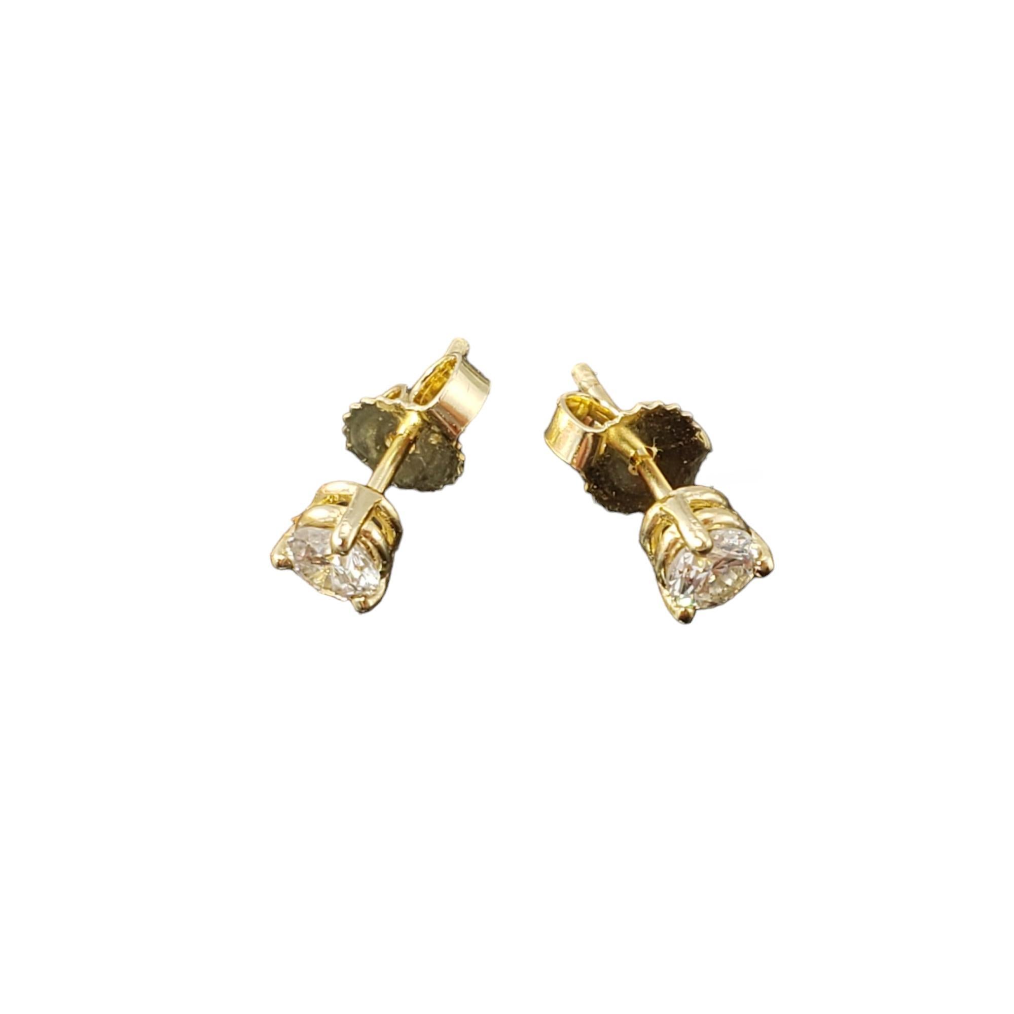 Boucles d'oreilles en or jaune 14 carats avec diamants

Ces boucles d'oreilles étincelantes présentent chacune un diamant rond de taille brillant* serti dans de l'or jaune 14K classique.  Fermetures à l'arrière.

*La présence d'un diamant n'est pas