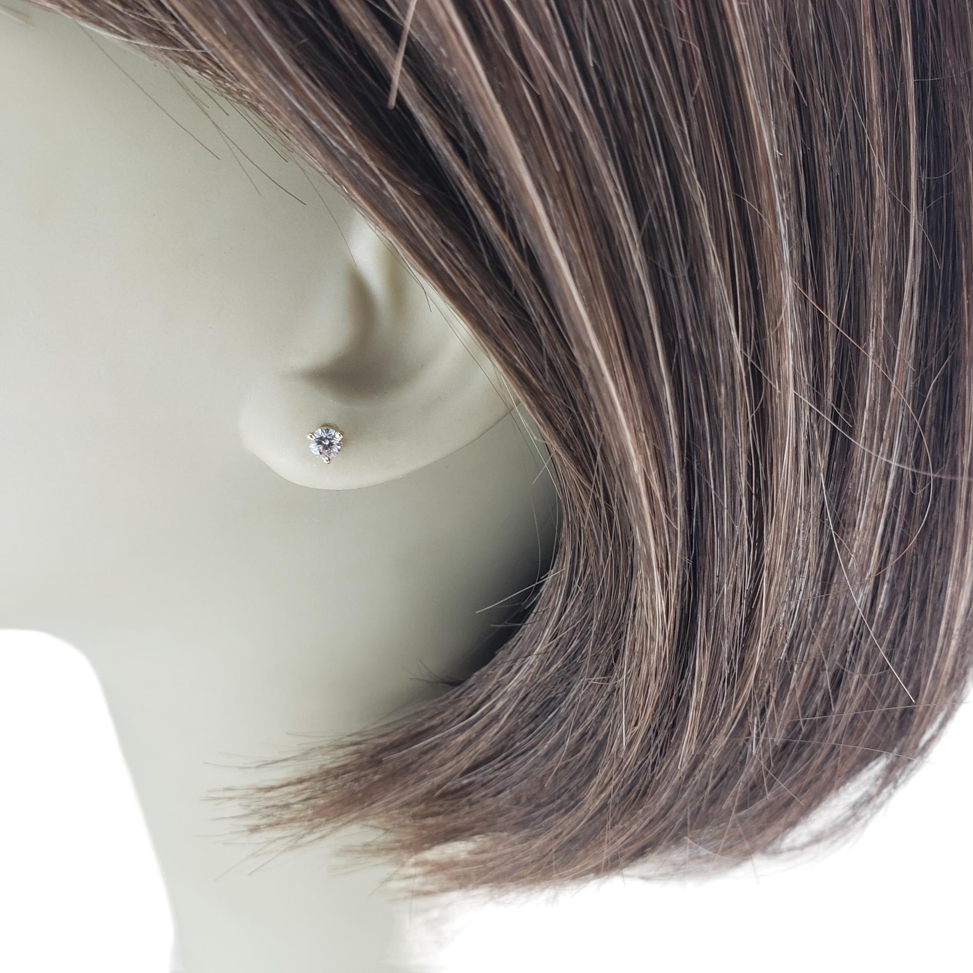 Clous d'oreilles en or jaune 14 carats et diamants n°17425 en vente 2